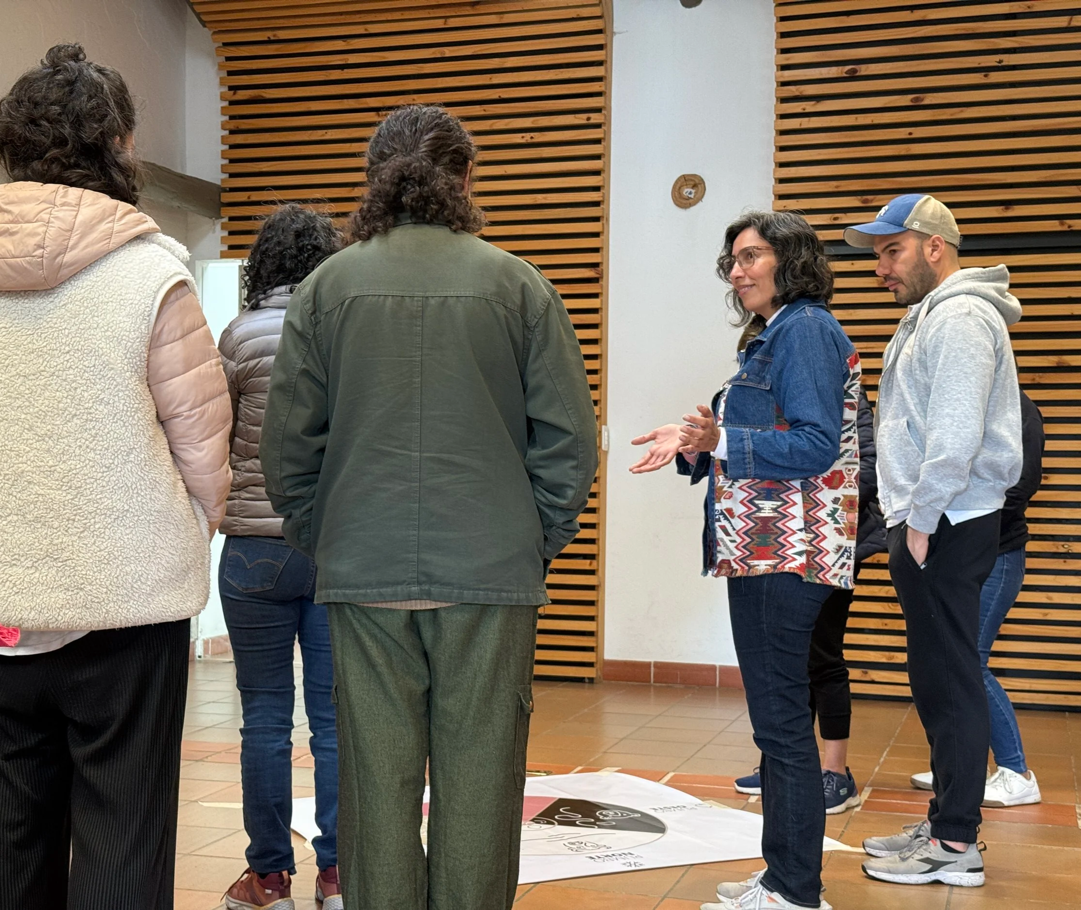 Participantes en círculo compartiendo reflexiones durante la sesión