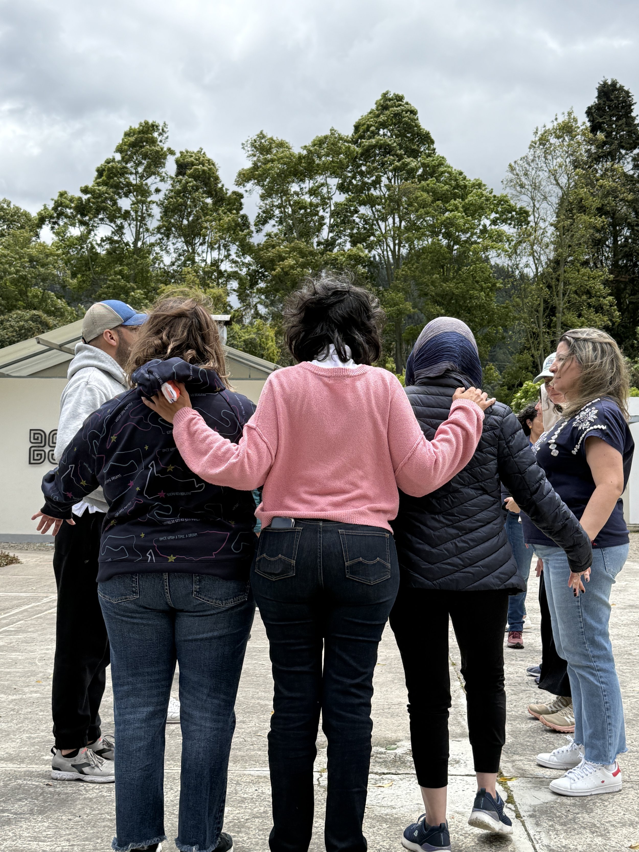 Facilitadora guiando una dinámica grupal en un taller presencial