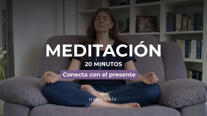 Mujer meditando sentado en un sofá gris oscuro con libros en una librería detrás, con texto que dice 'Meditación 20 minutos, Conecta con el presente, Armonía'.