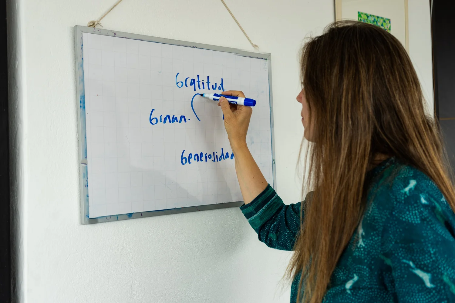 Facilitadora escribiendo en una pizarra durante el taller