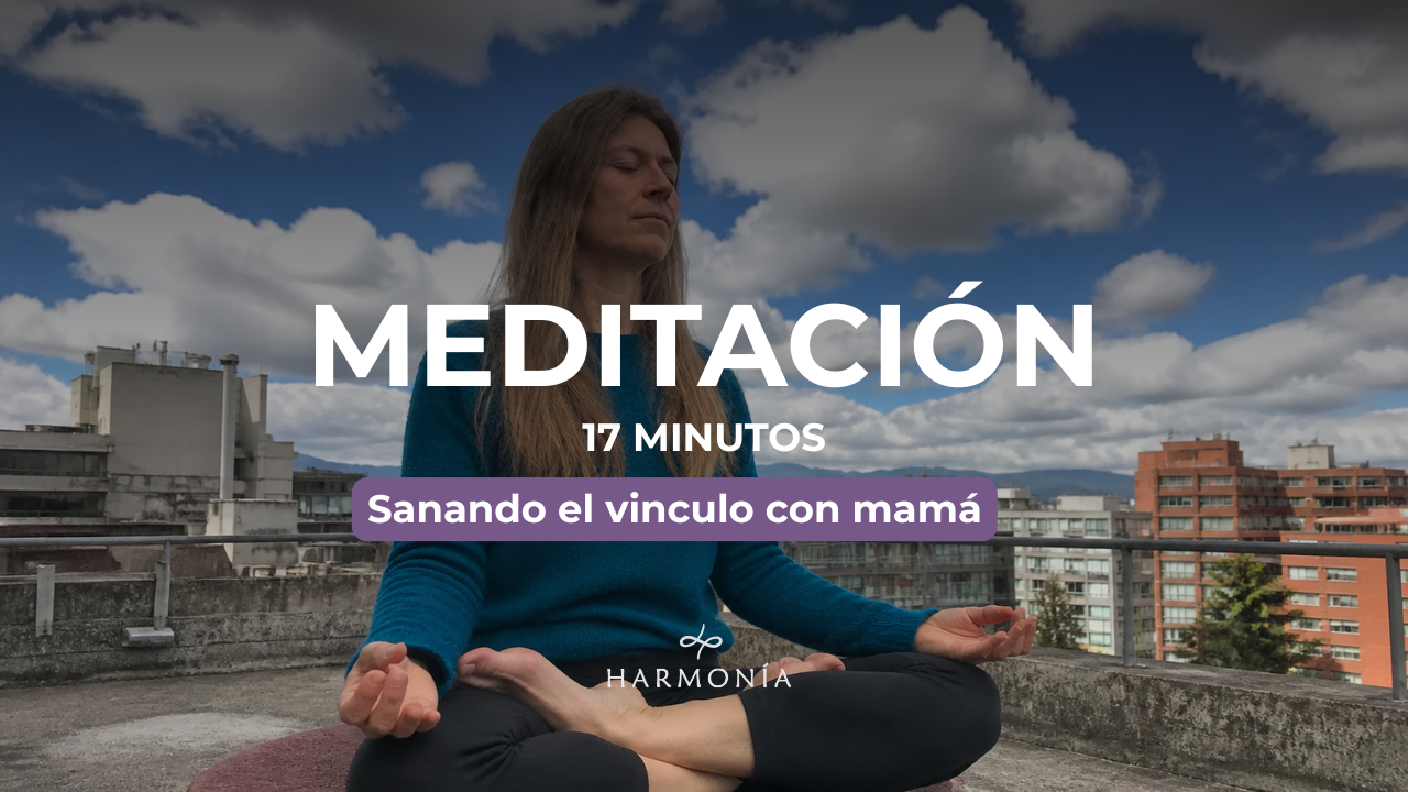 Mujer meditando en la azotea de un edificio con cielo nublado, en posición de lotus, promoviendo una meditación de 17 minutos para sanar el vínculo con mamá.