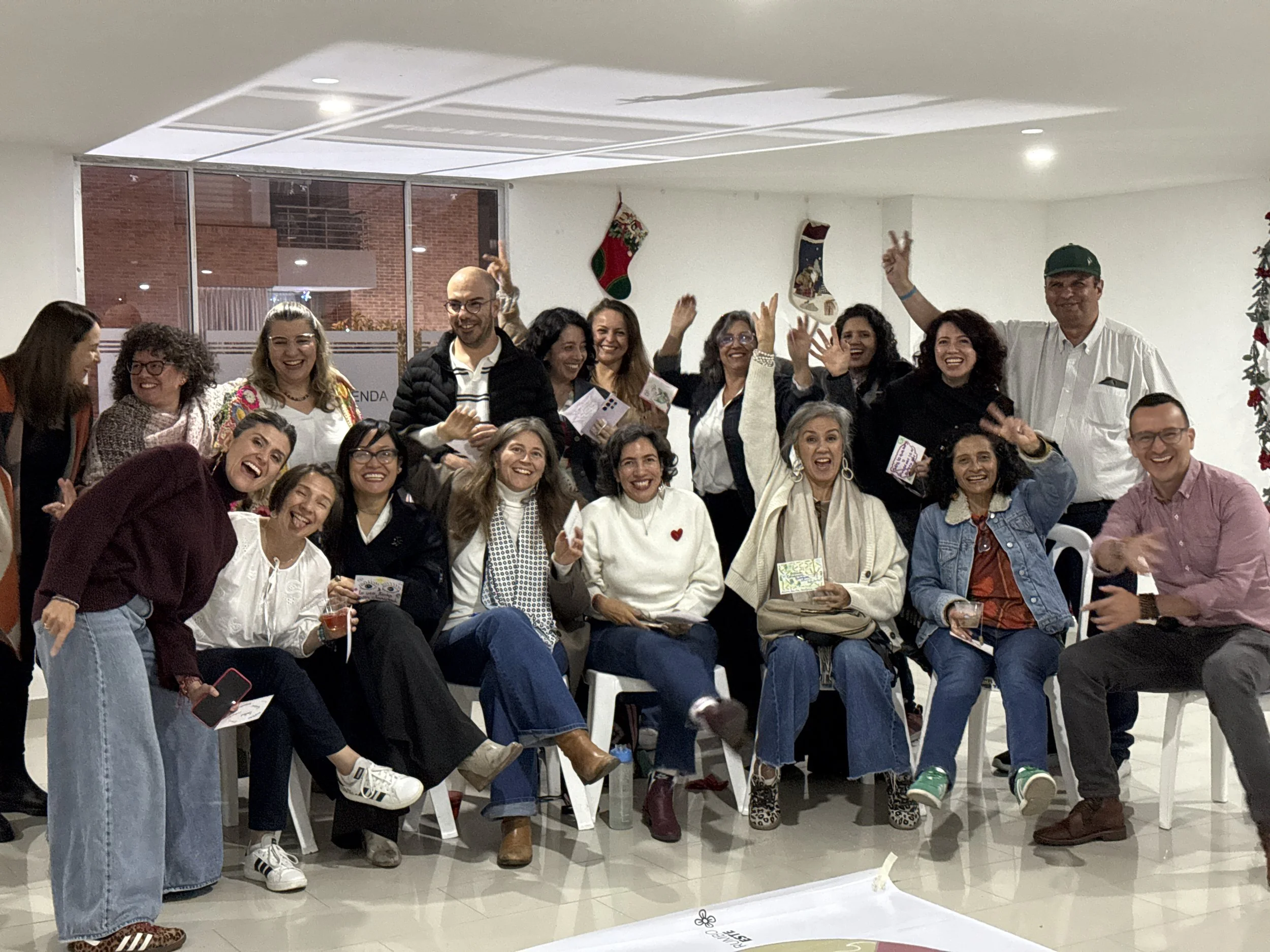La comunidad de Harmonía reunida