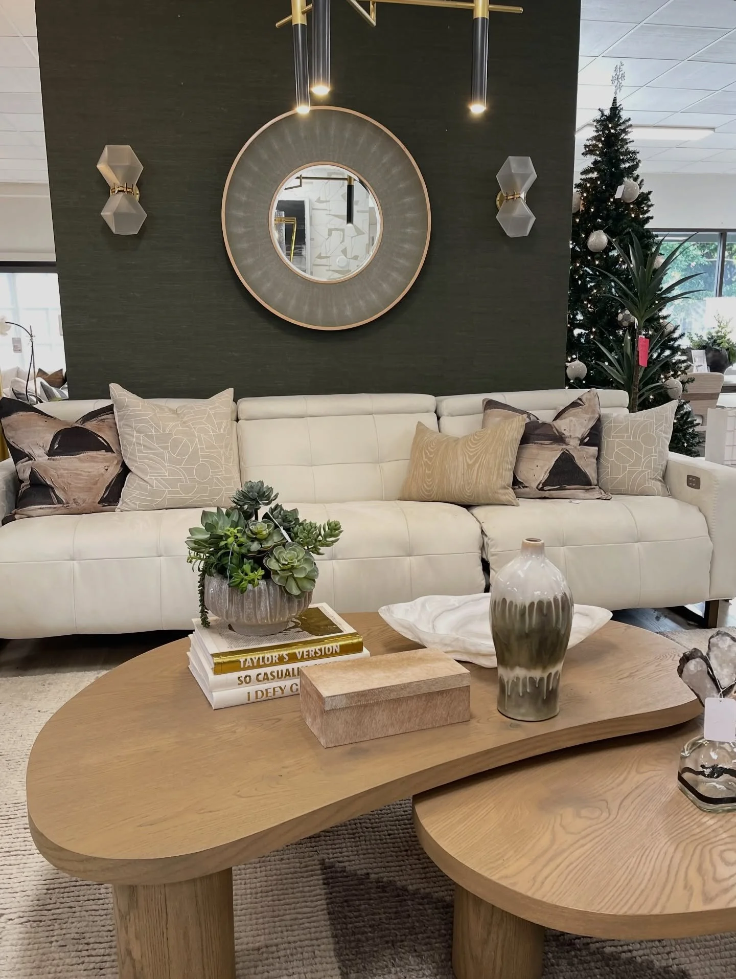 Partner with us and get exclusive designer access to our over 250+ brands 🙌🏼

Need help finding that perfect mirror for your project? We don&rsquo;t have it -  but we have their in-stock status and lead times to make it on time for that install ✨ 
