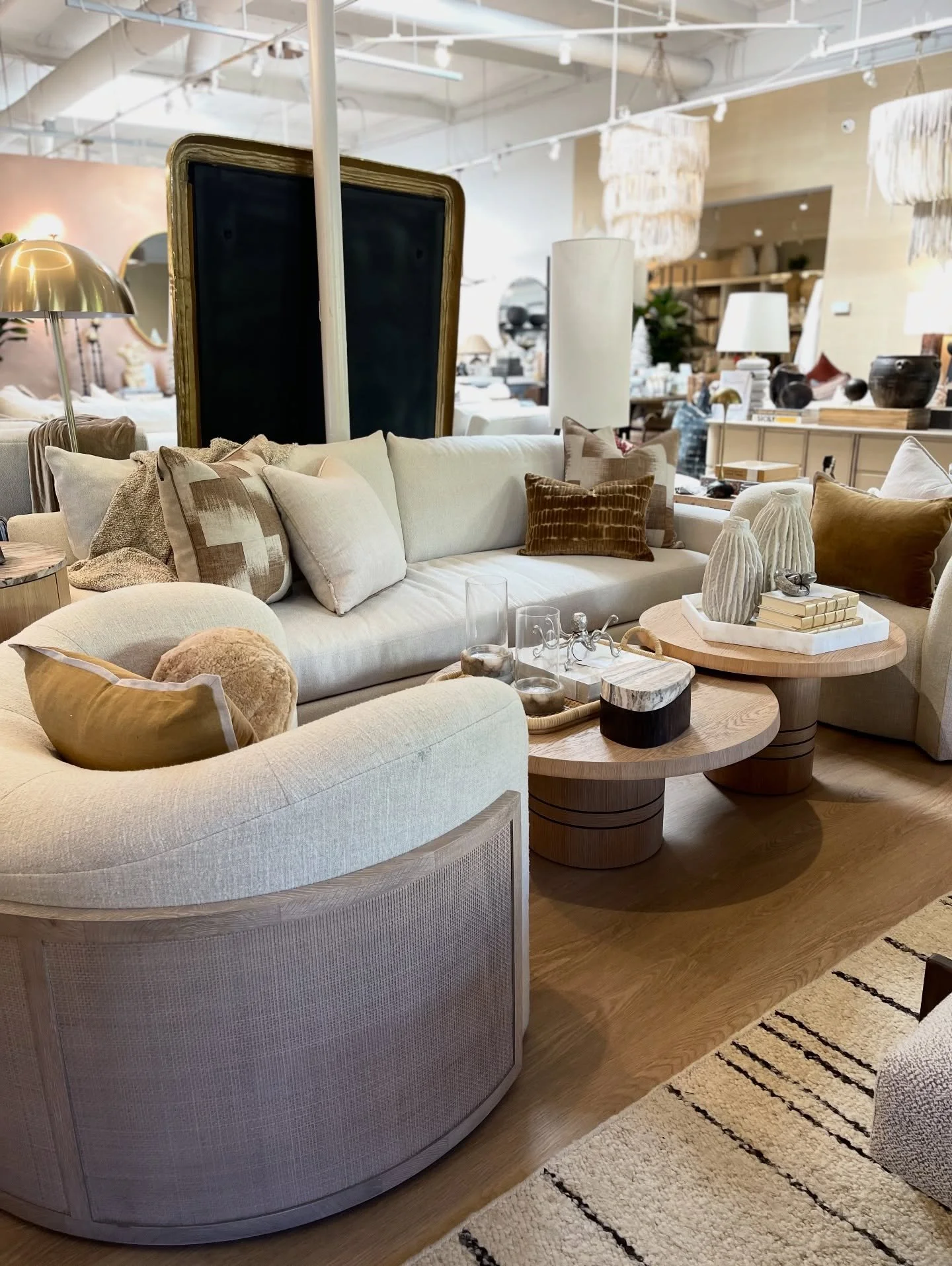 Let us help make presenting to clients seamless! 🙌🏼 

Bring your clients in and we will partner with you to put every piece together so it is the easiest decision they have ever made ✨

We love to be your RESOURCE! 

Happy Designing🩵 

-#socalinte