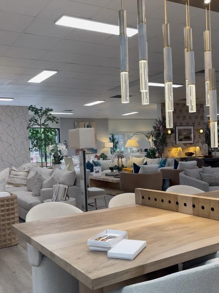 We love how lighting can transform a space 😍🙌🏼 

A single fixture can make&mdash;or break&mdash;a room. At DRC, you get access to the finest high-end lighting lines to ensure your projects always shine. Let&rsquo;s create something big together🤩