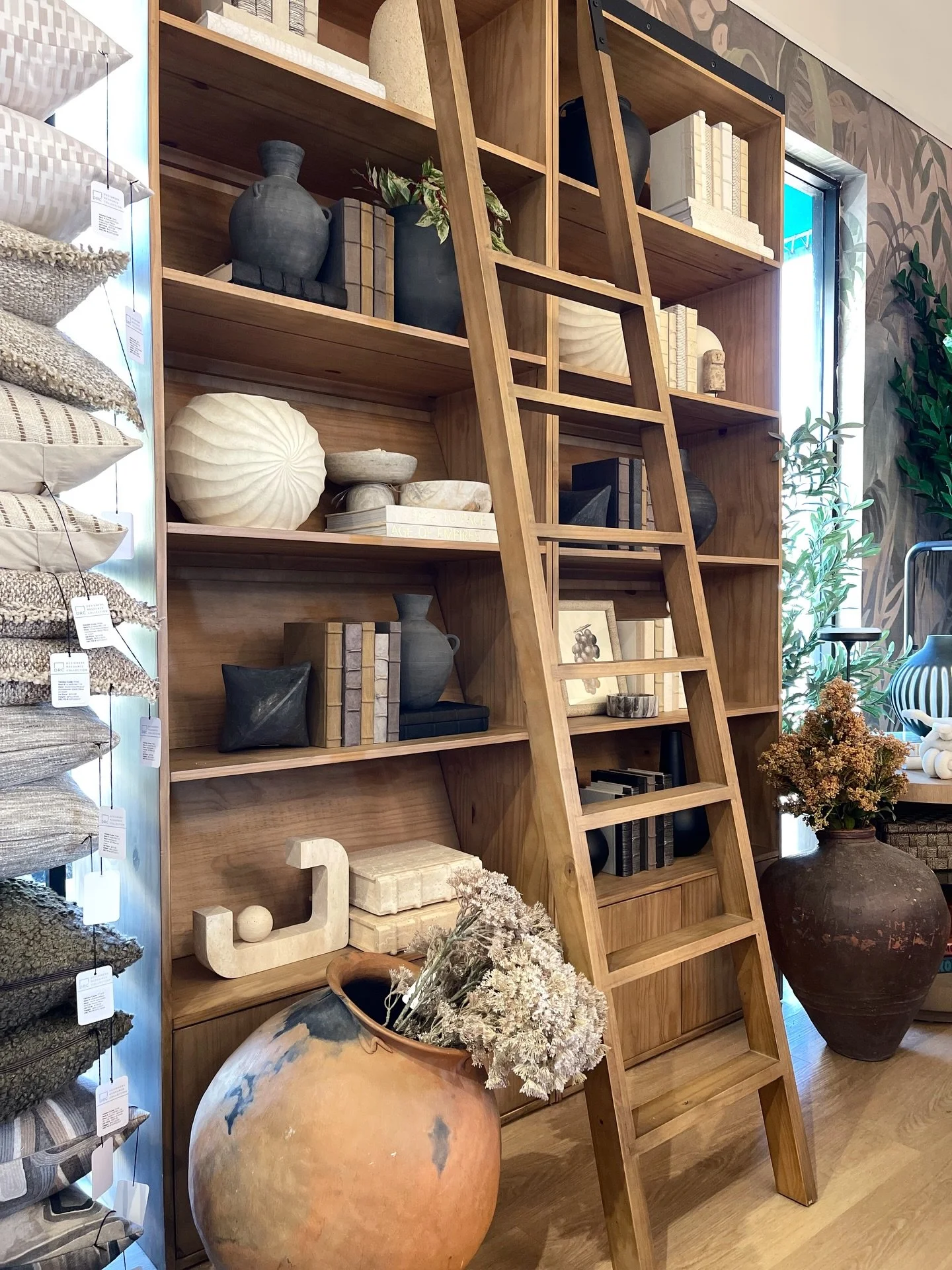 Sourcing is our SUPER POWER!✨ 

From your client&rsquo;s office or study to a full restaurant rennovation, to any space in between&mdash;we&rsquo;re here to help you bring your vision to life👏🏼😍

Whatever you&rsquo;re dreaming up, we&rsquo;ll he