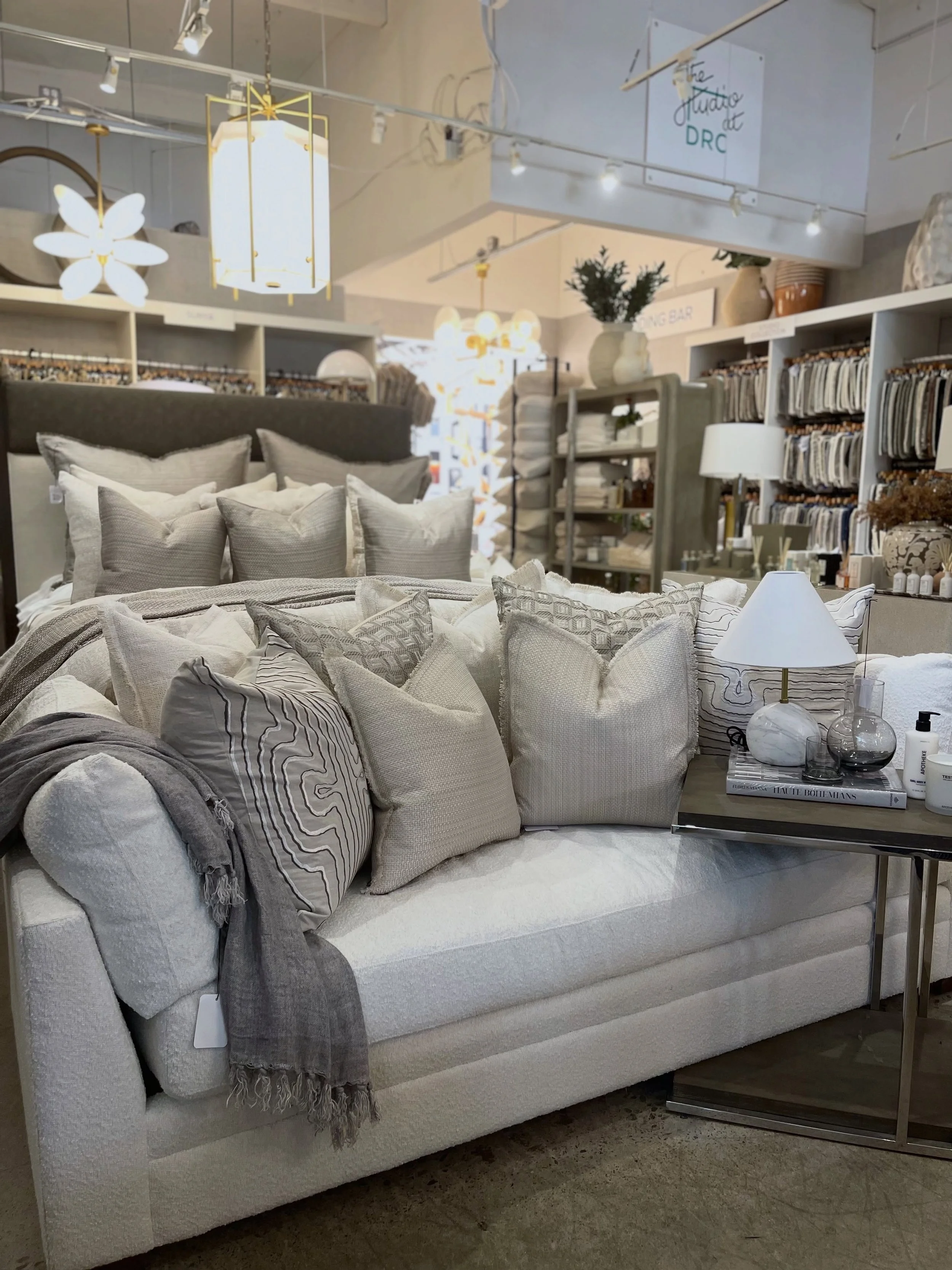 Let us help you create your client&rsquo;s dream bed😍👌🏼 

Tell us your vision, and we&rsquo;ll take care of the rest&mdash;layering the right pieces, textures, and details to bring it to life. 

We love to be the RESOURCE you can always count on!