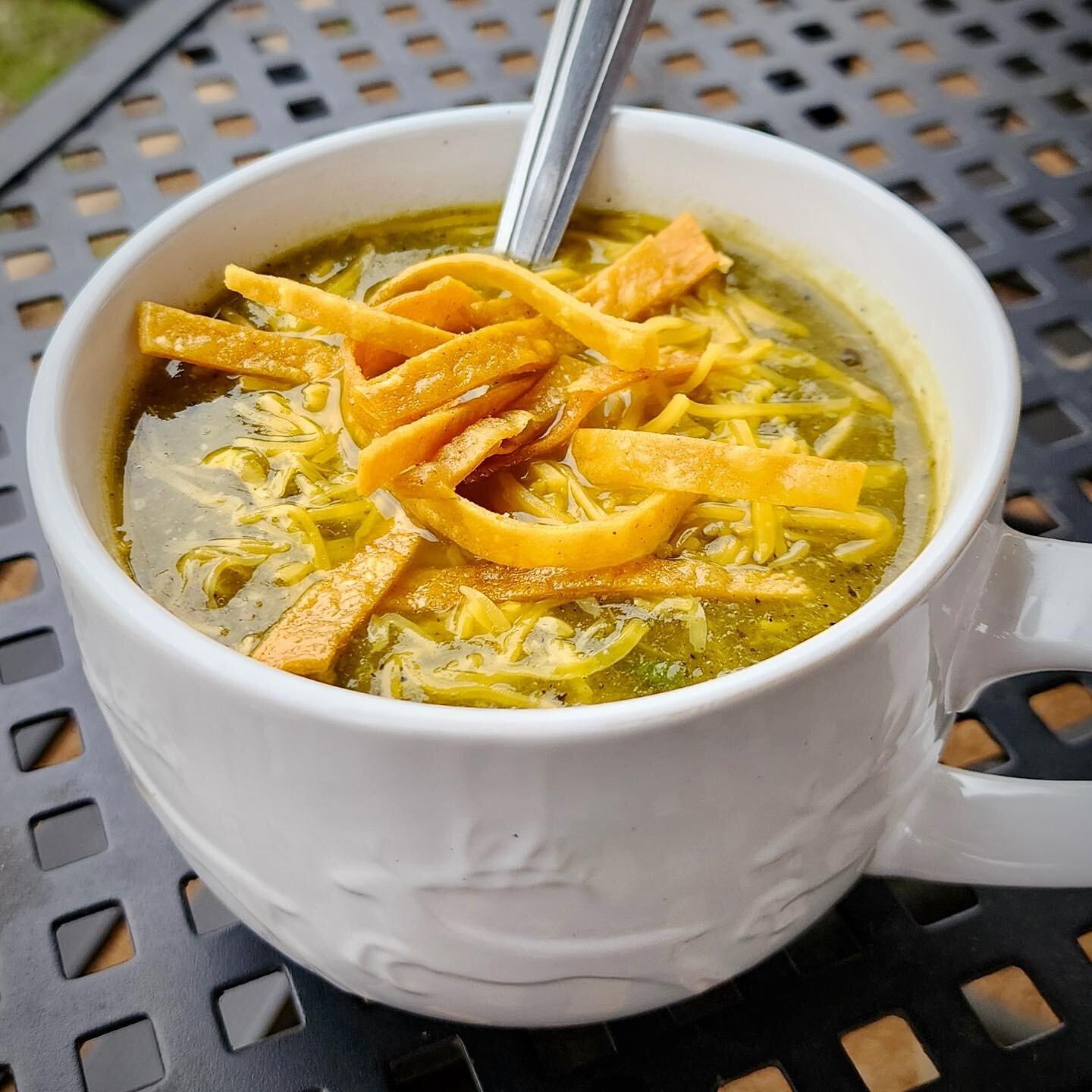 ✨Green Chile Tortilla Soup✨
Tender, shredded chicken in a perfectly spiced green chile broth, topped with crispy tortilla strips and shredded cheese! The perfect cozy soup for rainy days, the soup of the week is our Green Chile Tortilla Soup 🥣 Try i