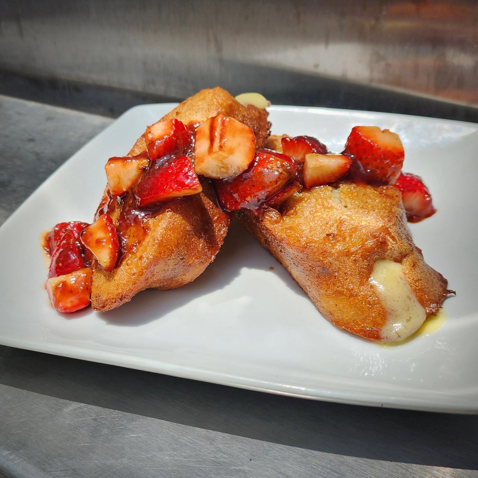 ✨Strawberry Lemonade French Toast✨
Little known fact: All moms love strawberry lemonade&hellip;or that&rsquo;s what our mothers told us and we are running with it! Our French toast stuffed with lemon curd and topped with a strawberry citrus jam 🍓🍋 