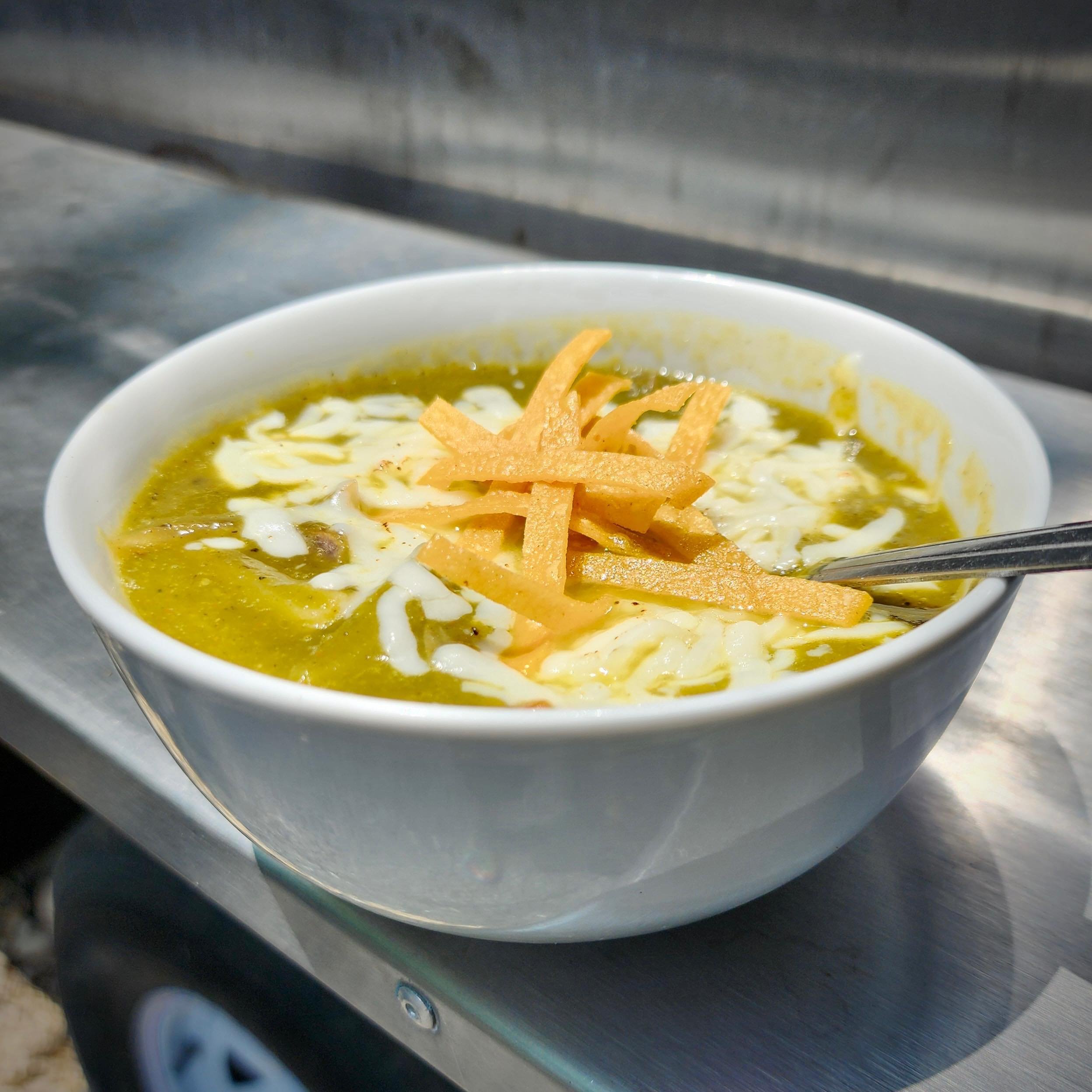 ✨Chile Relleno✨
Think chile Relleno deconstructed into a delicious filling soup! A blend of poblanos and anaheims with roasted peppers, onions, rajas, and topped with mozzarella cheese and tortilla strips🤤 Our soup of the week is Chile Relleno! Come