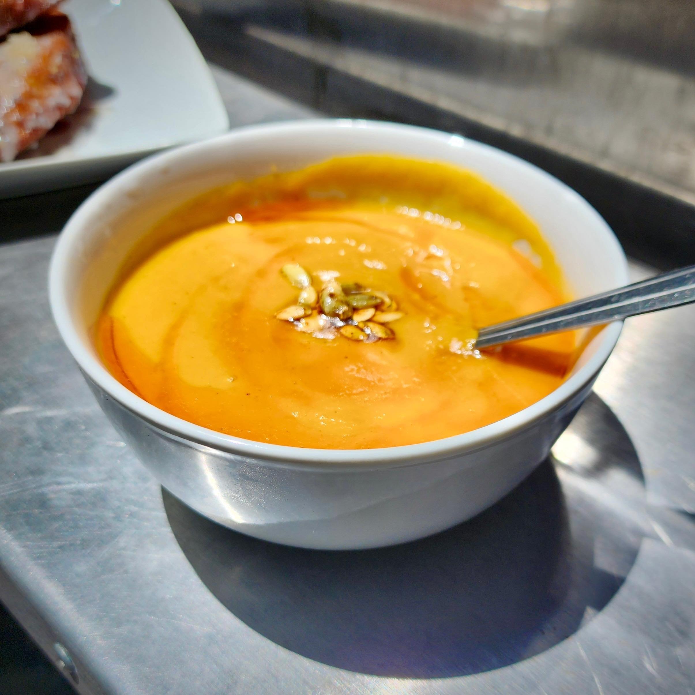✨Spicy Sweet Potato Soup✨
Sweet potato, garlic and onion blended until smooth and creamy, then finished with chili oil for a touch of  heat, and topped with toasted pepitas. Our Spicy Sweet Potato Soup is the soup of the week! Velvety and smooth this