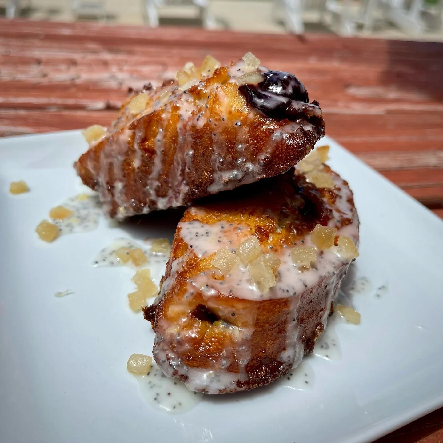 ✨Lemon Poppyseed Blueberry French Toast✨
Summer is flying by but there&rsquo;s still time to enjoy sweet citrusy treats like our Lemon Poppyseed Blueberry French Toast! Sweet blueberry compote stuffed inside our perfectly crisp French toast, drizzled