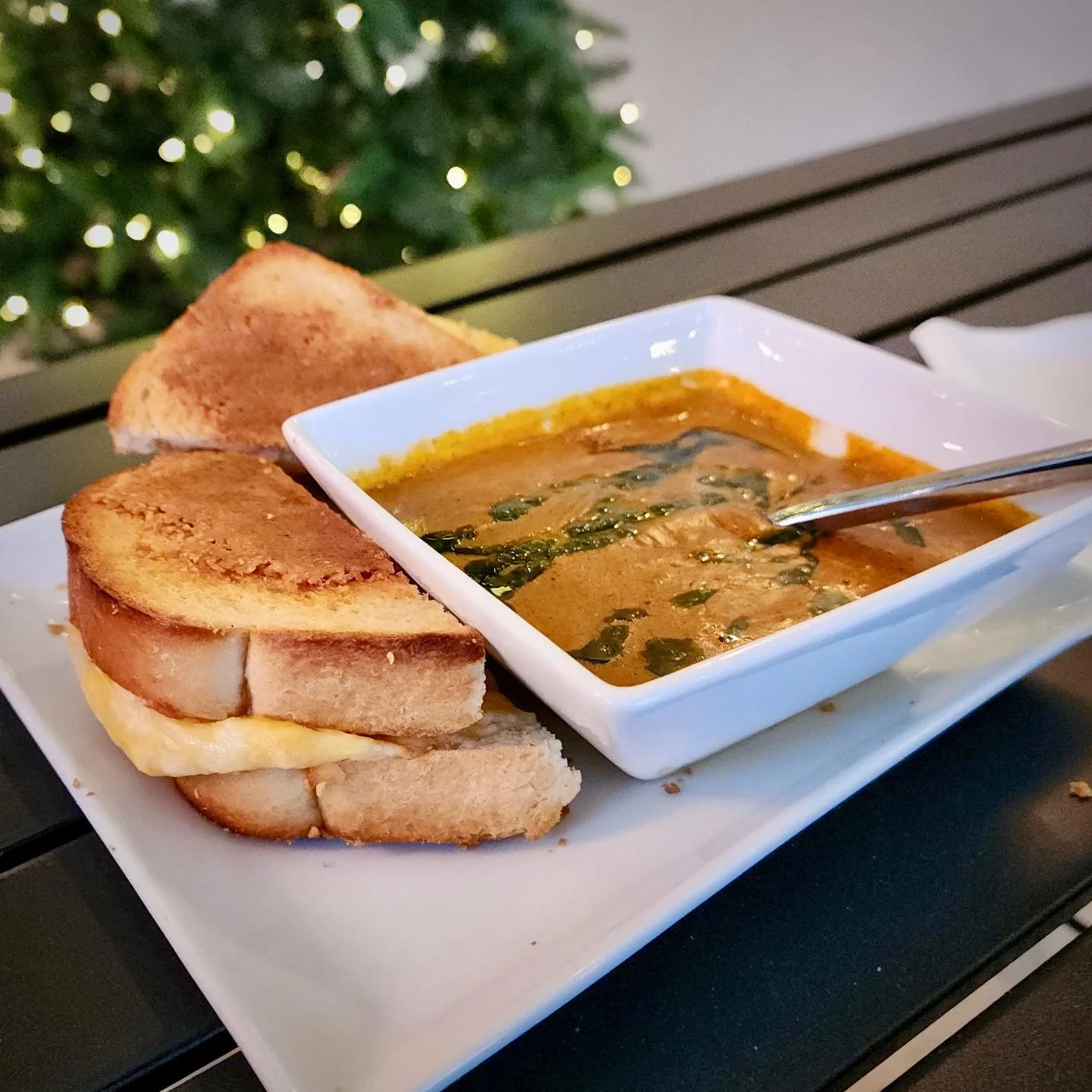 ✨Grilled Cheese &amp; Soup✨
We love the colder weather for many reasons but mostly because it means we get to enjoy cozy favorites like our Grilled Cheese and Tomato Basil Soup! The grilled cheese has a toasted parmesan crust giving it a delicious cr