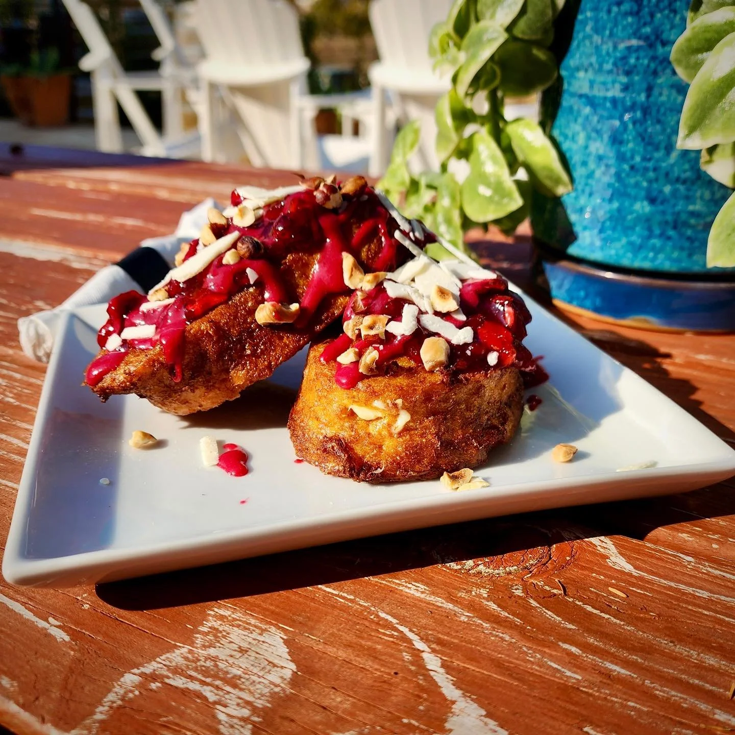 ✨Cranberry Dream French Toast ✨
French toast stuffed with white chocolate cheesecake, topped with all the cranberry goodness, shaved white chocolate pieces, and chopped hazelnuts. We &ldquo;cran&rdquo; barely wait for this French toast every year as 