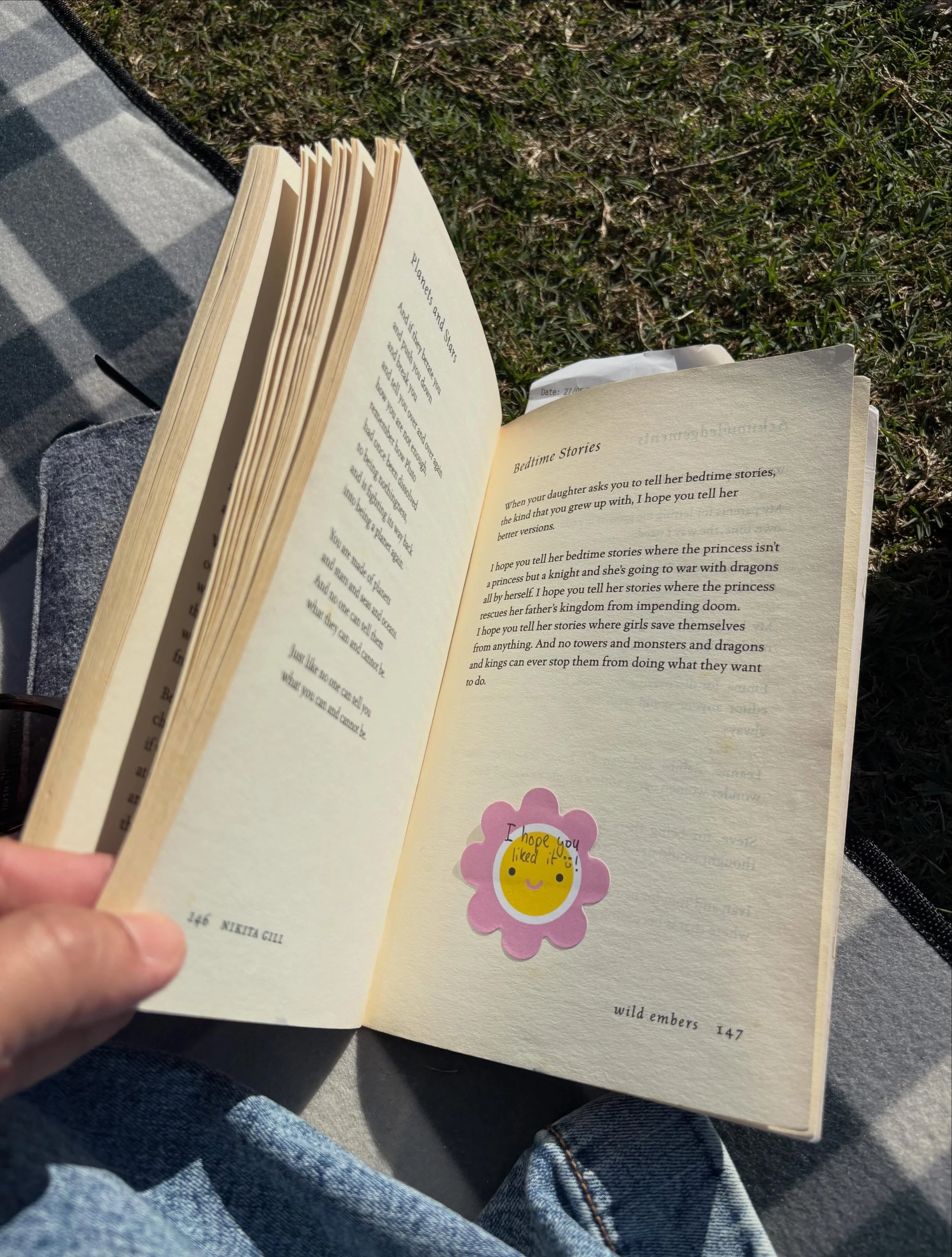Sweet note left by a stranger 💙 

#readmorebooks #brisbanelibraries #nikitagill #wildembers
