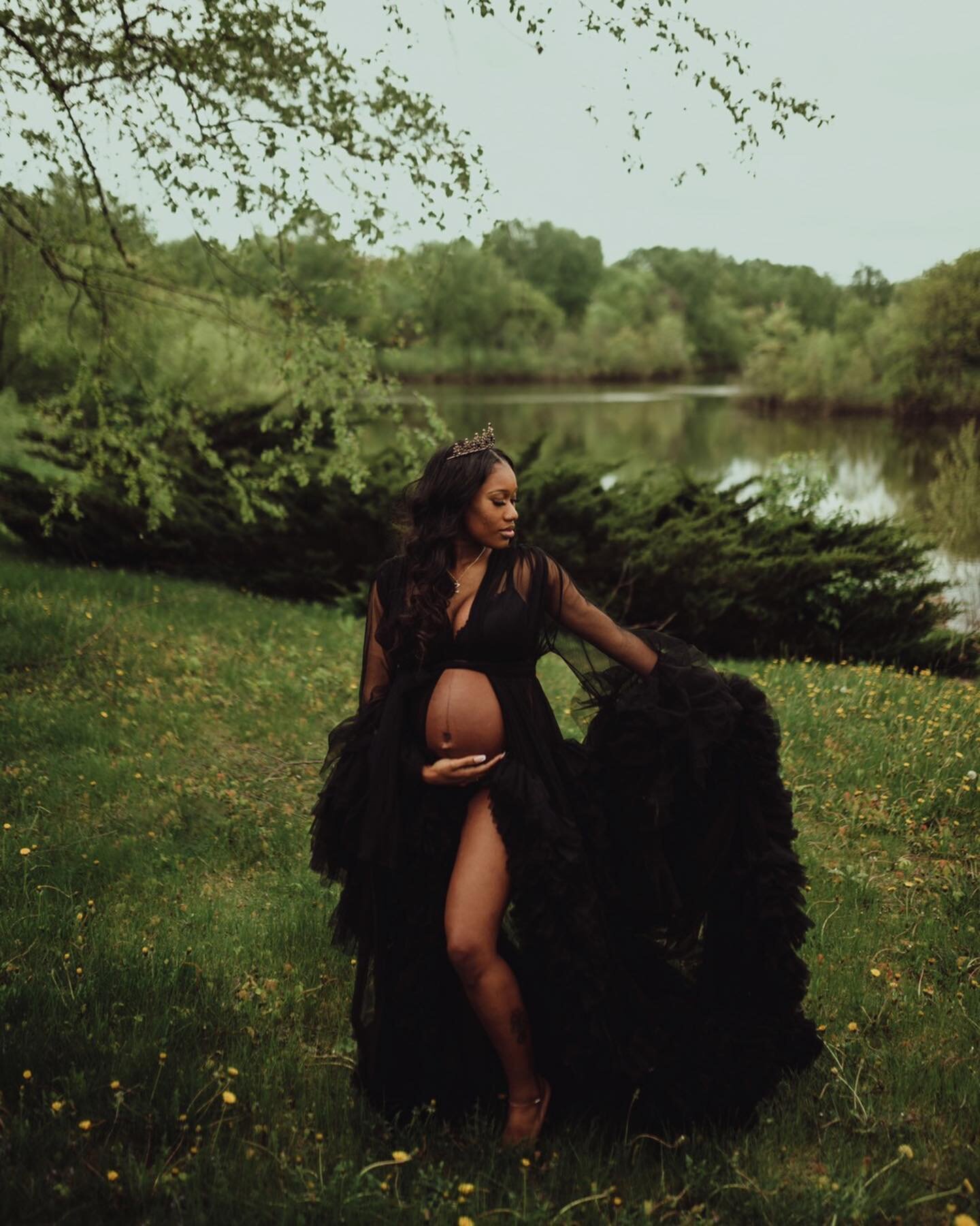 Captured my beautiful friends maternity photos @shatiyalanae I love being able to document these special moments 🥹 
Gown: @midwestgowns 
Makeup: @femmenoirbeautyy