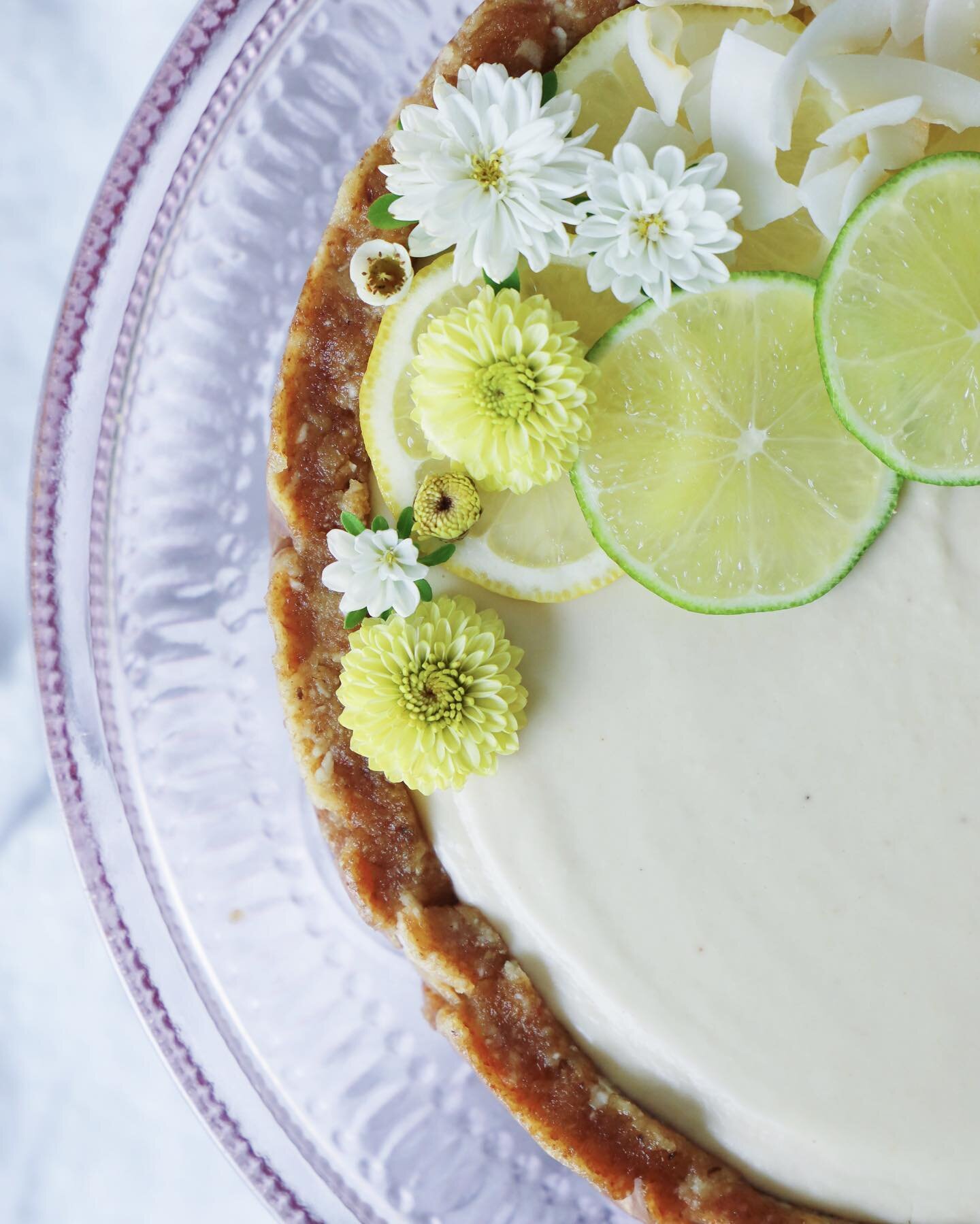 This cake = a show stopper ~ Silky smooth vegan raw citrus cheesecake 🍋