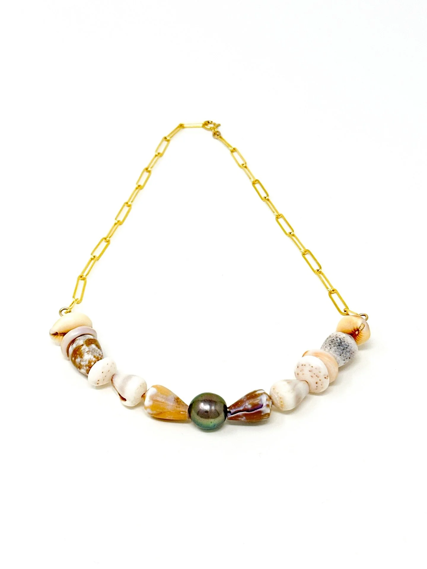 SHES STUNNING 🤩 and went to her forever hope a few weeks ago. 

#mauijewelry #shelljewelry #shellnecklace