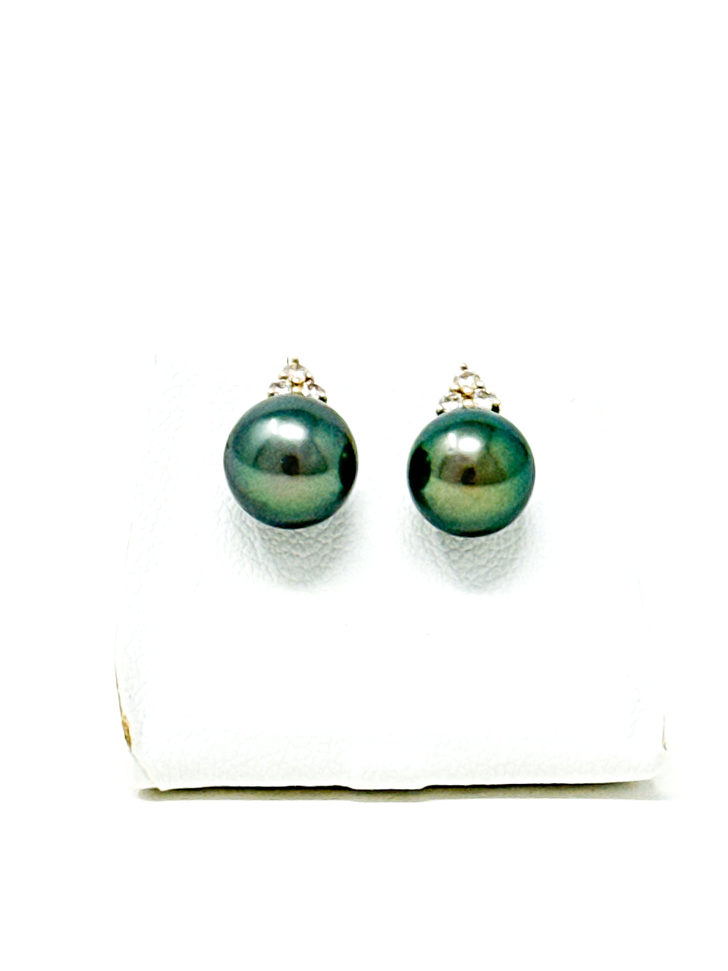 Tahitian pearls in natural light showing green halo overtone and organic luster