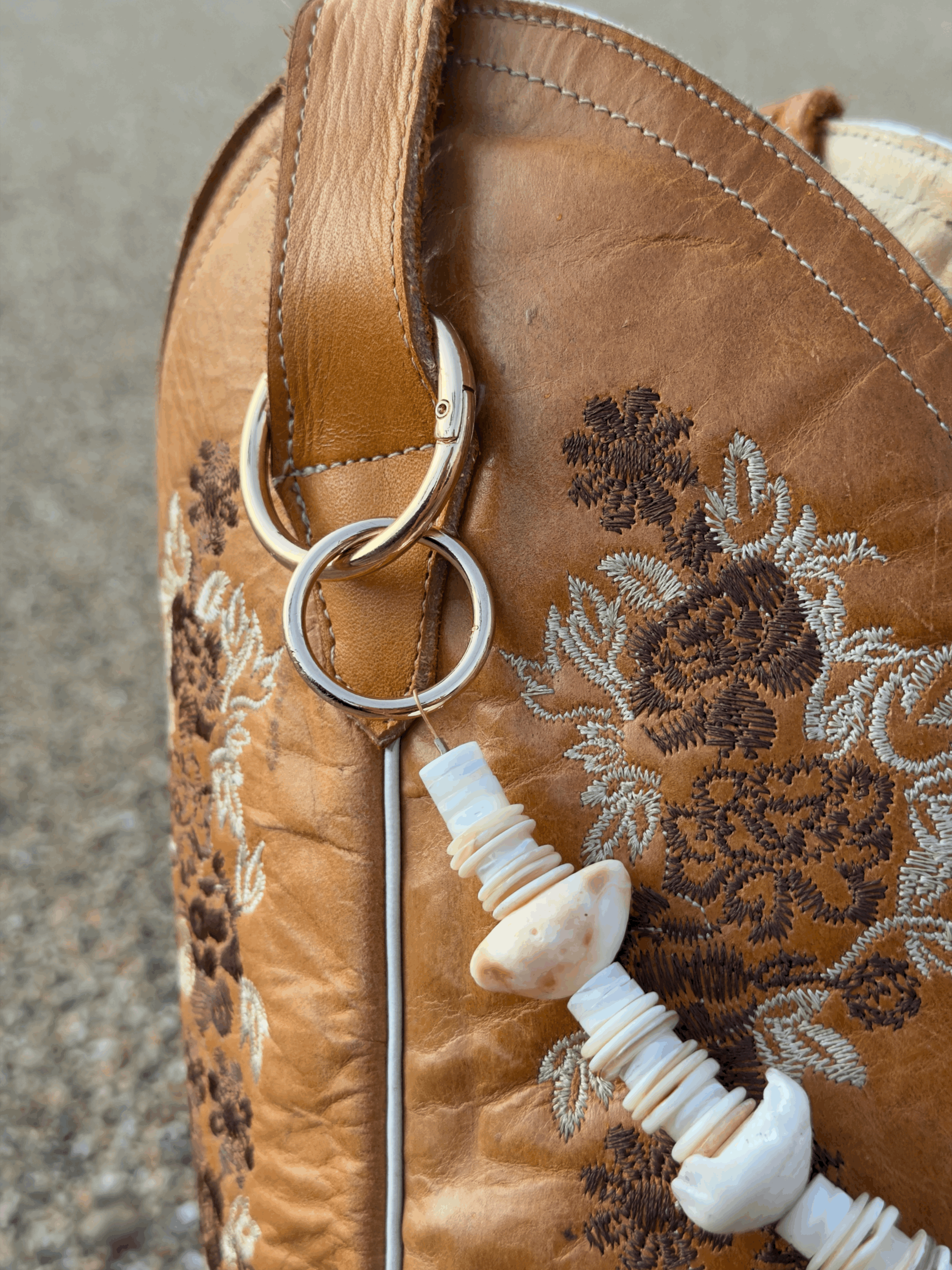 hawaiian-shell-boot-chain.gif