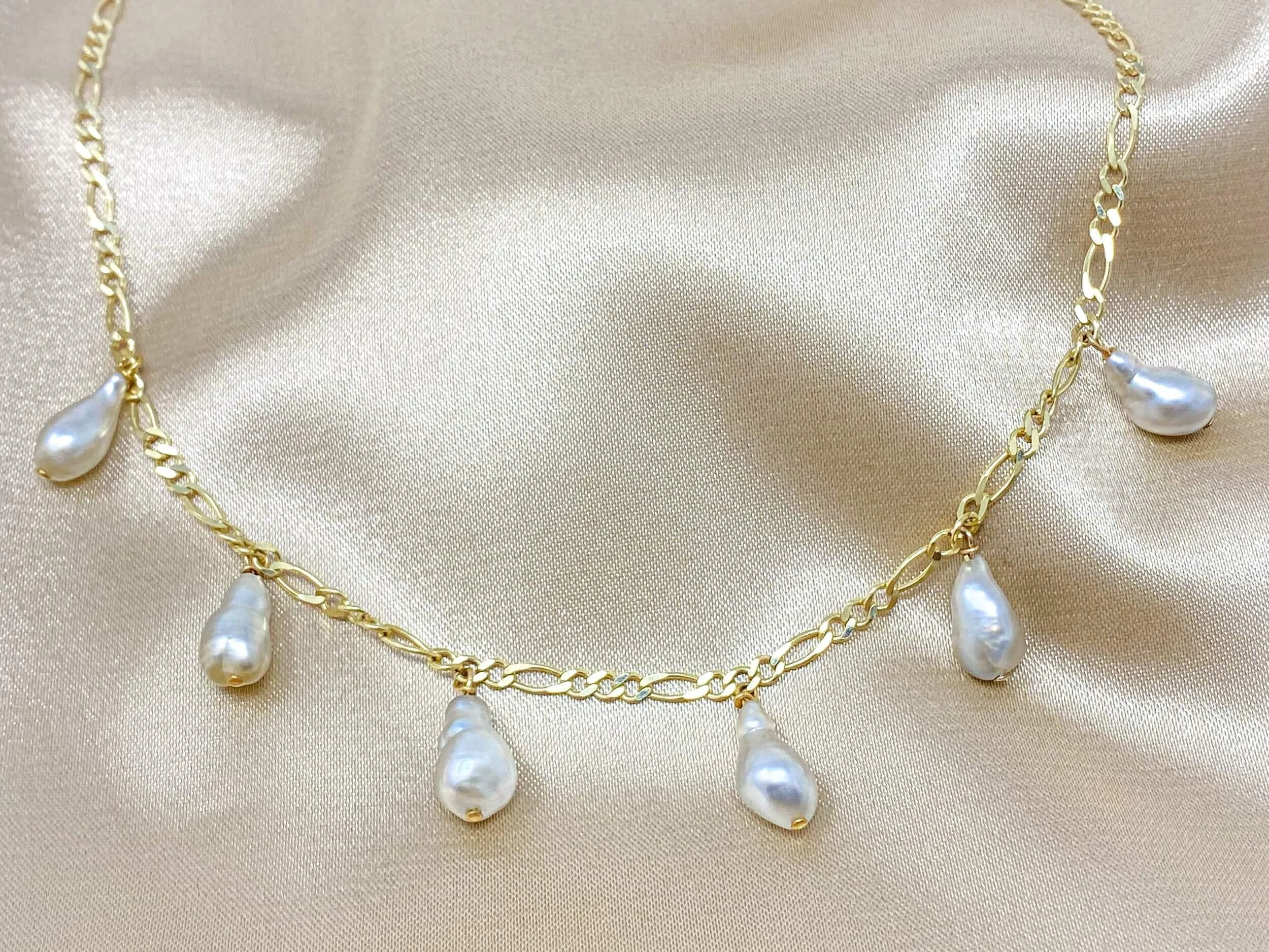 Minimalist-gold-jewelry-store.jpg