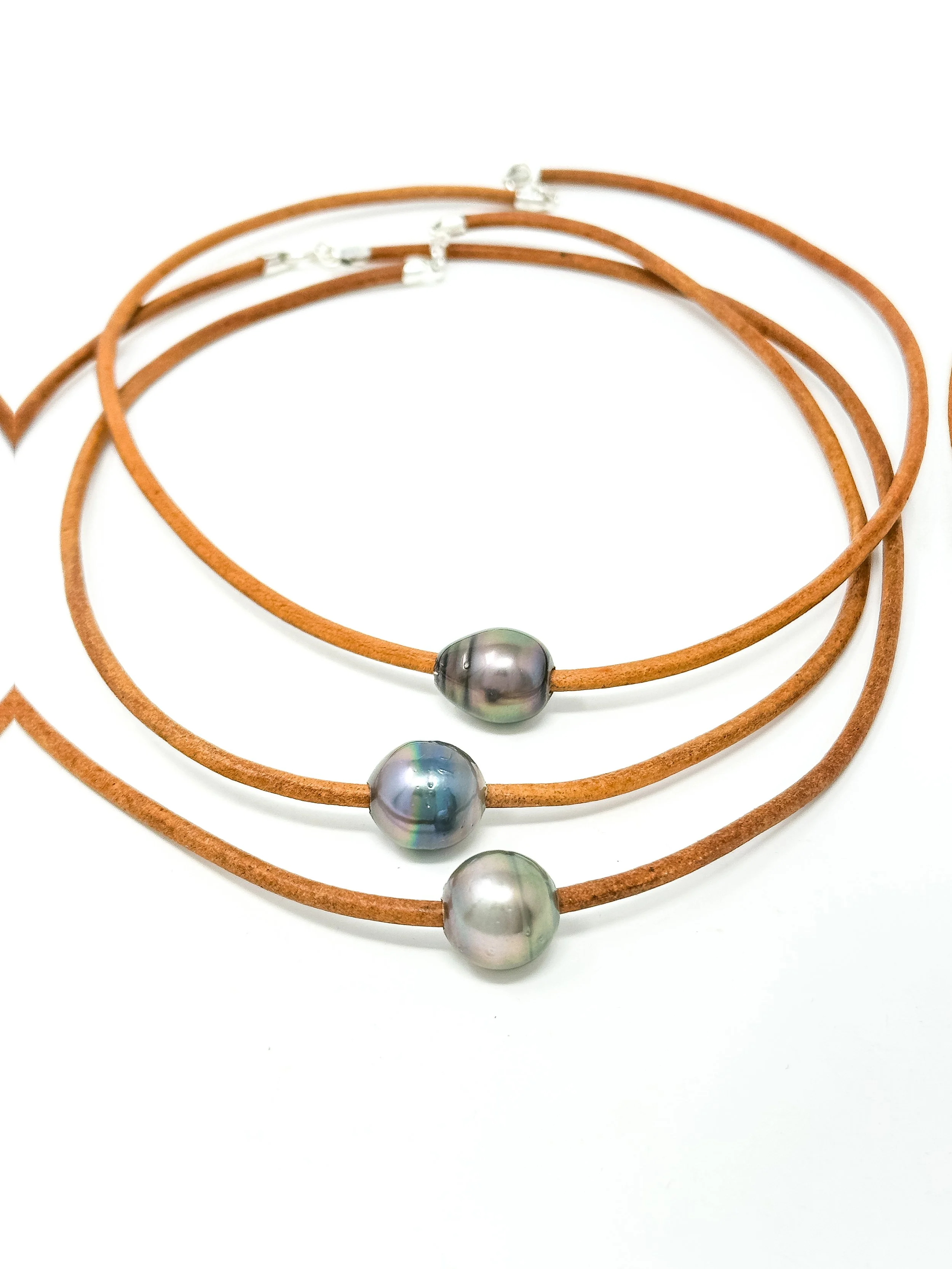 Handmade Hawaii leather necklace featuring a large Bombucha Tahitian pearl with gold clasp