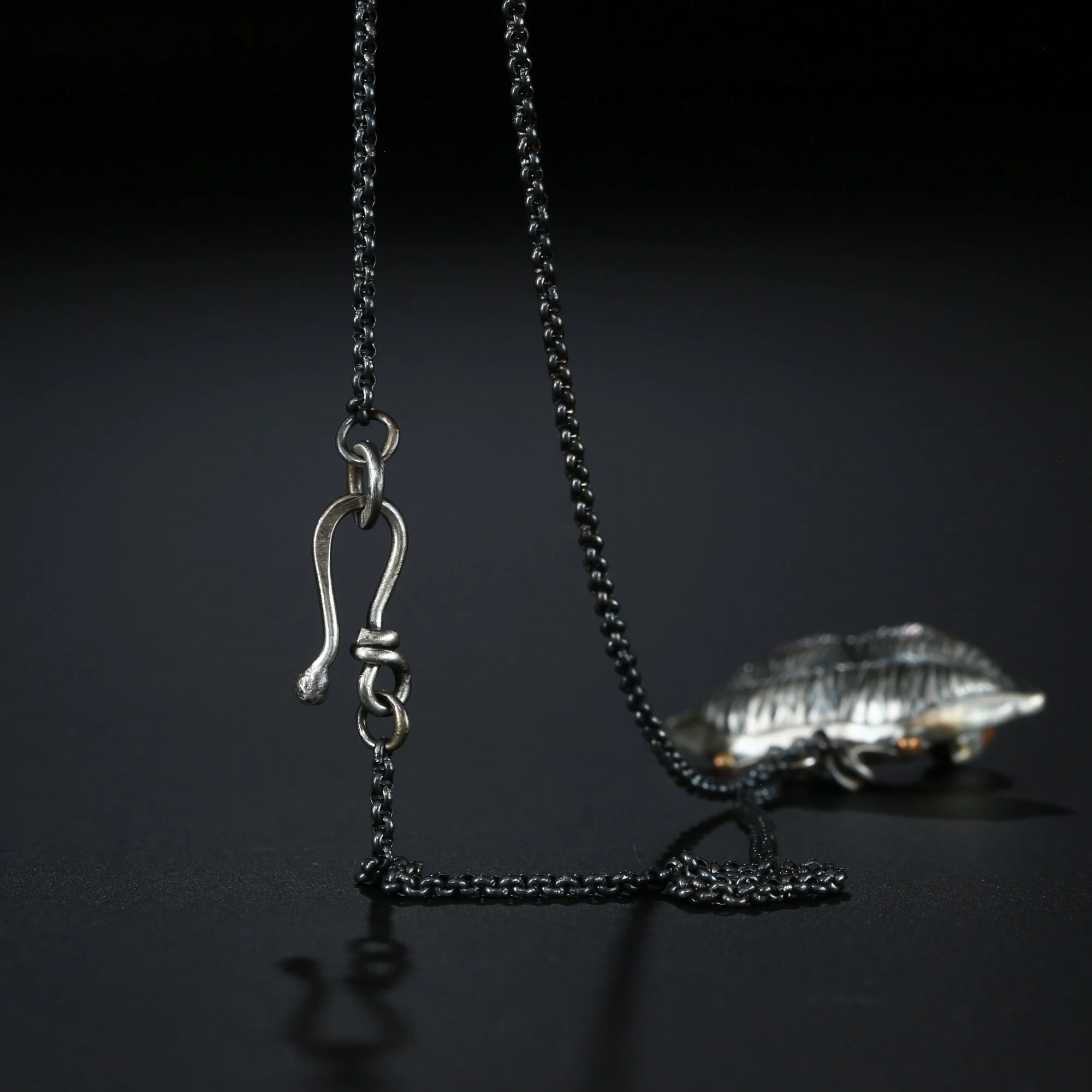 lips-necklace-d.jpg