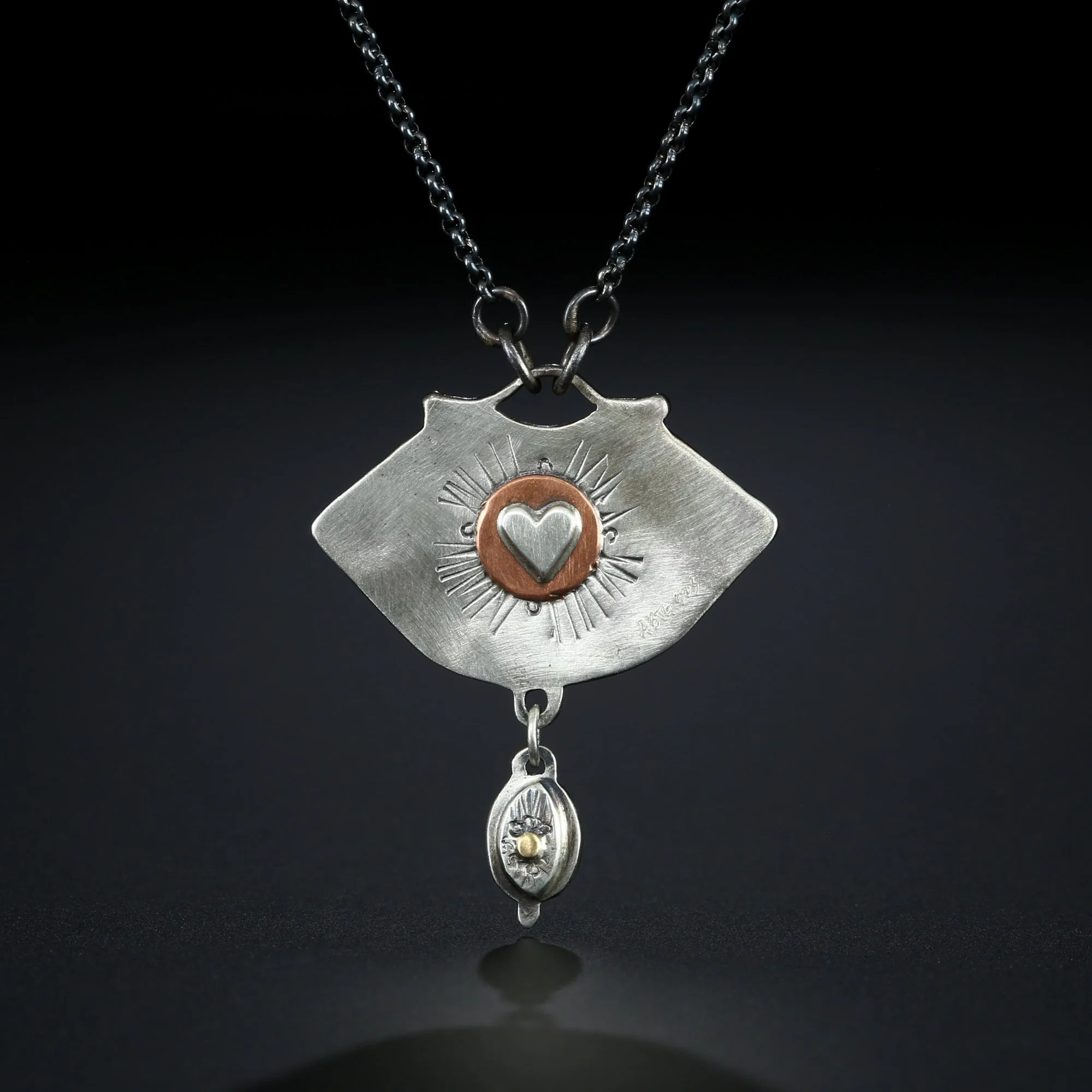 lips-necklace-c.jpg
