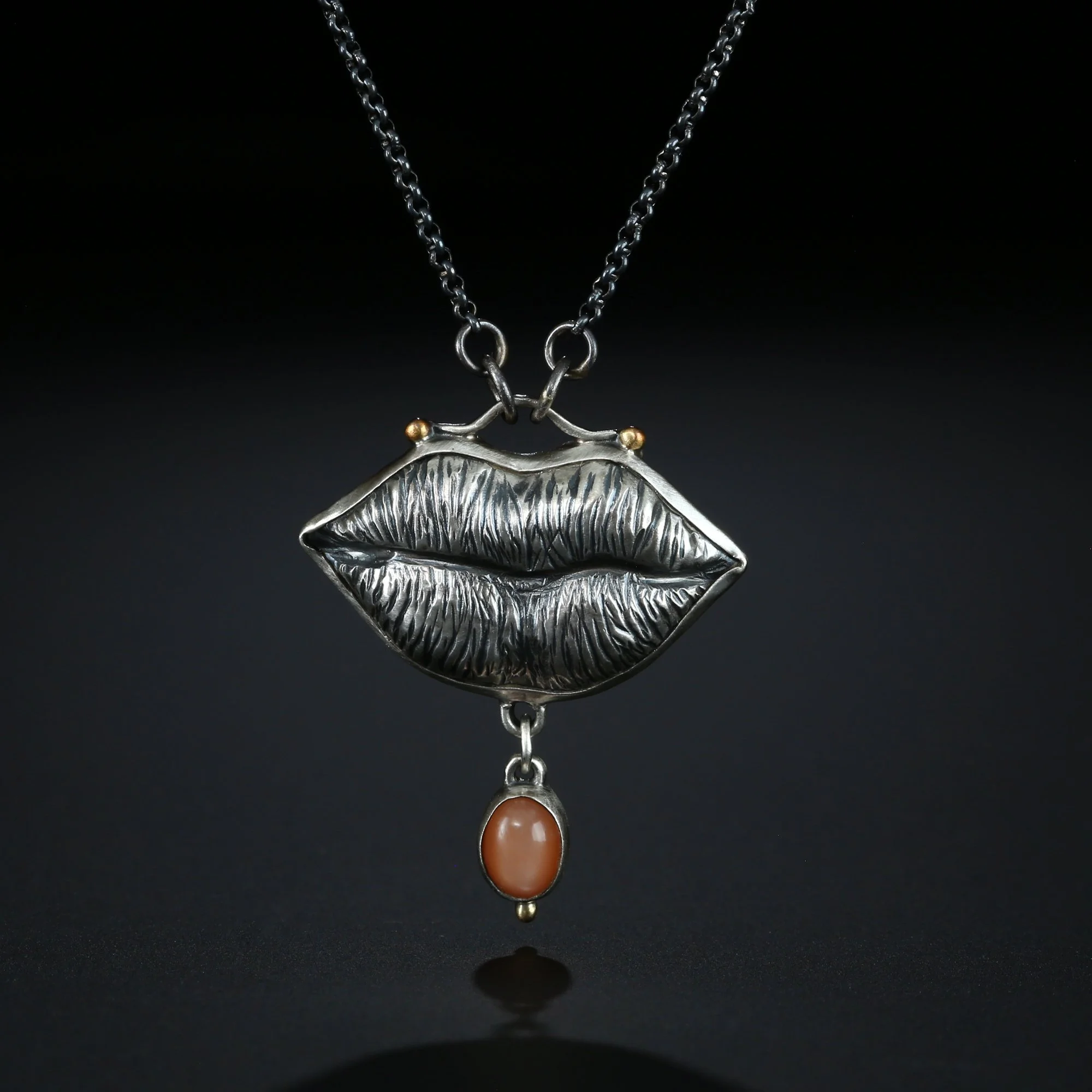 lips-necklace-a.jpg