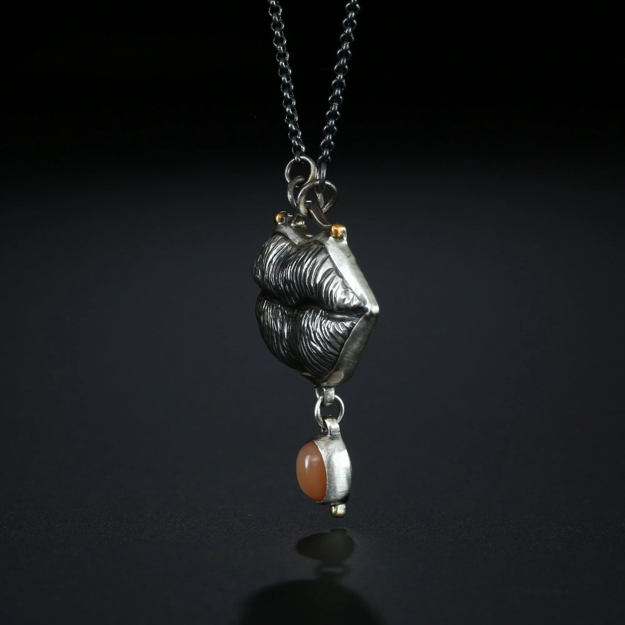 lips-necklace-b.jpg
