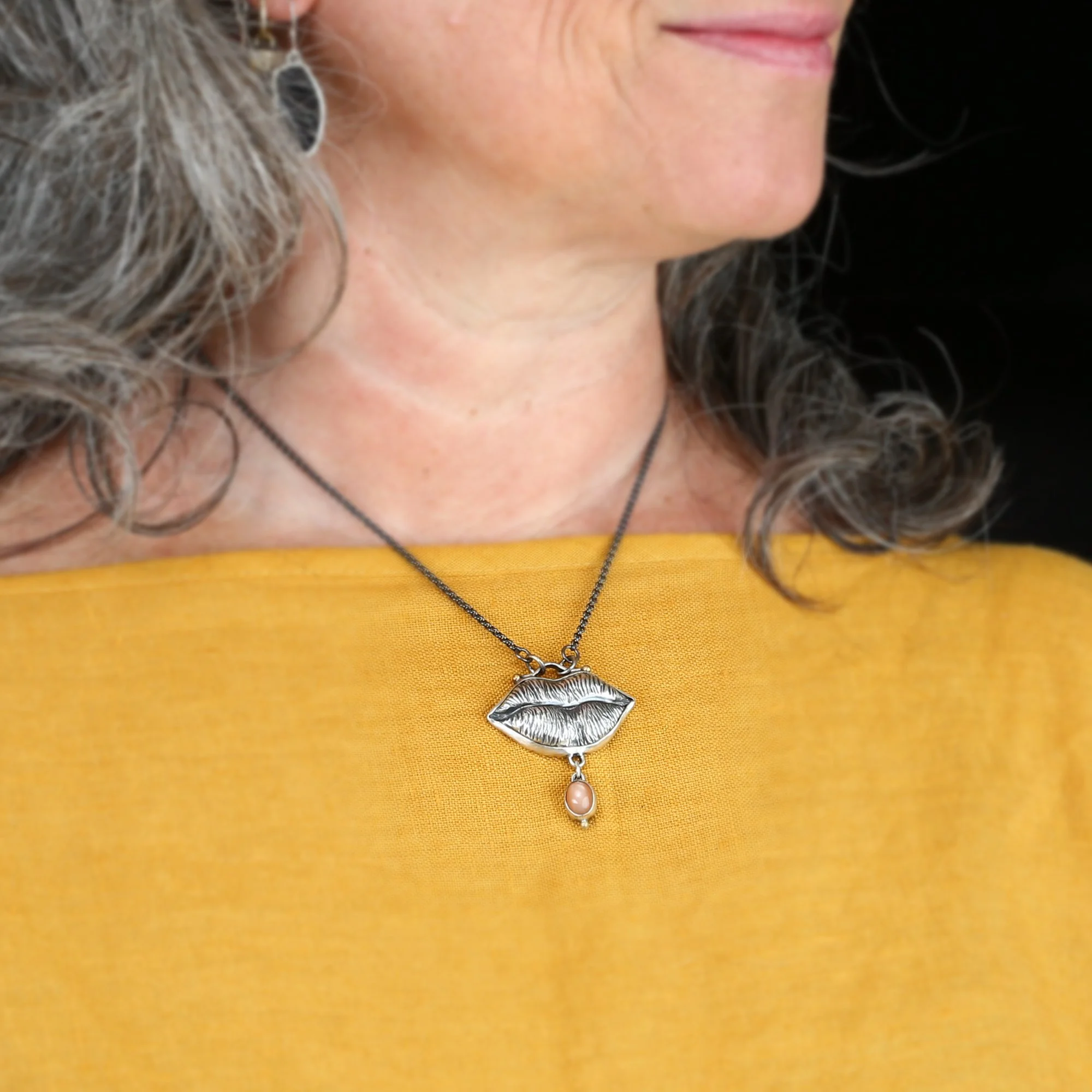 lips-necklace-e.jpg