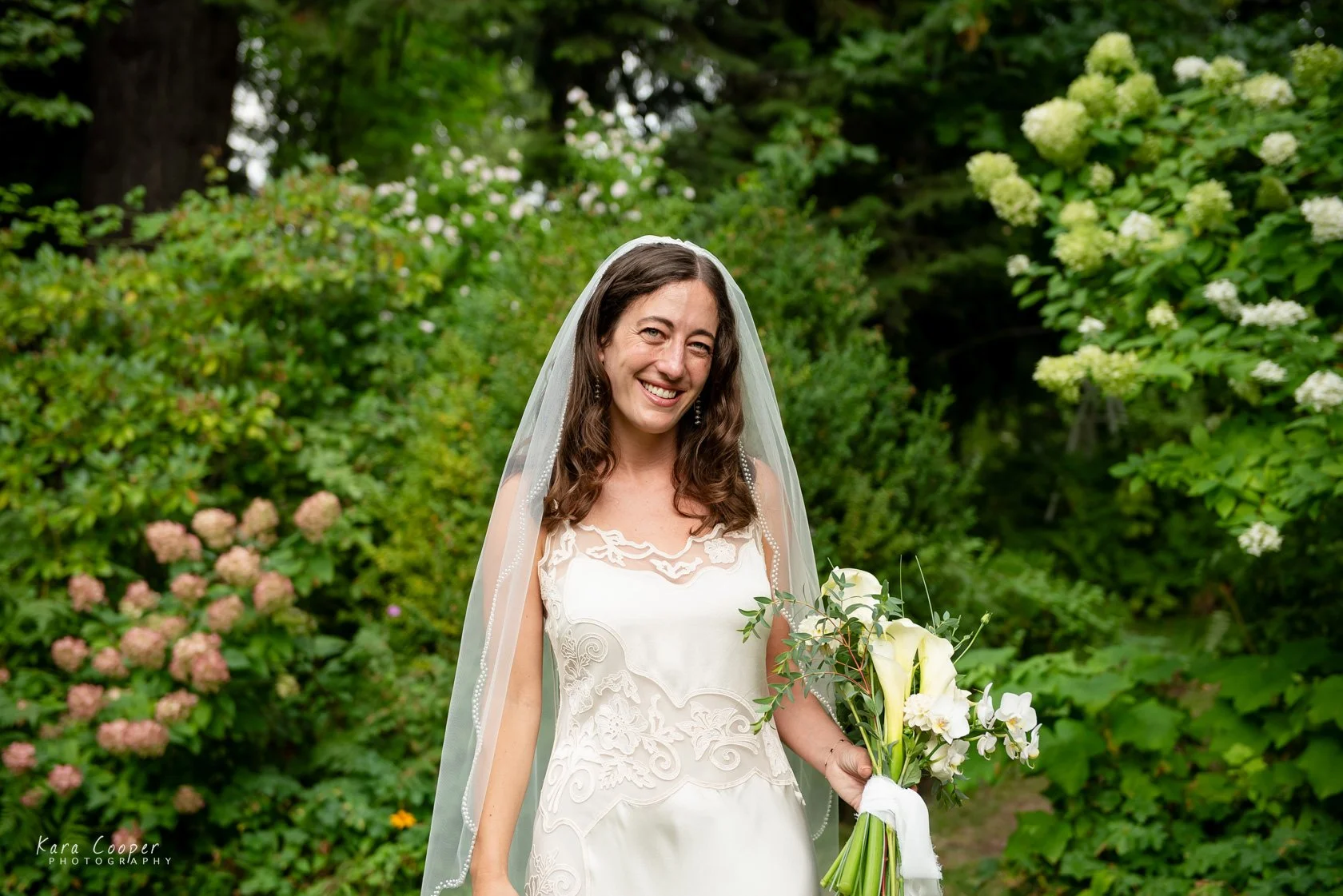| Florals: The Petal Dispatch | Photography: Kara Cooper Photography, https://karacooperphotography.com/ | Pictured: Lush Bouquet |