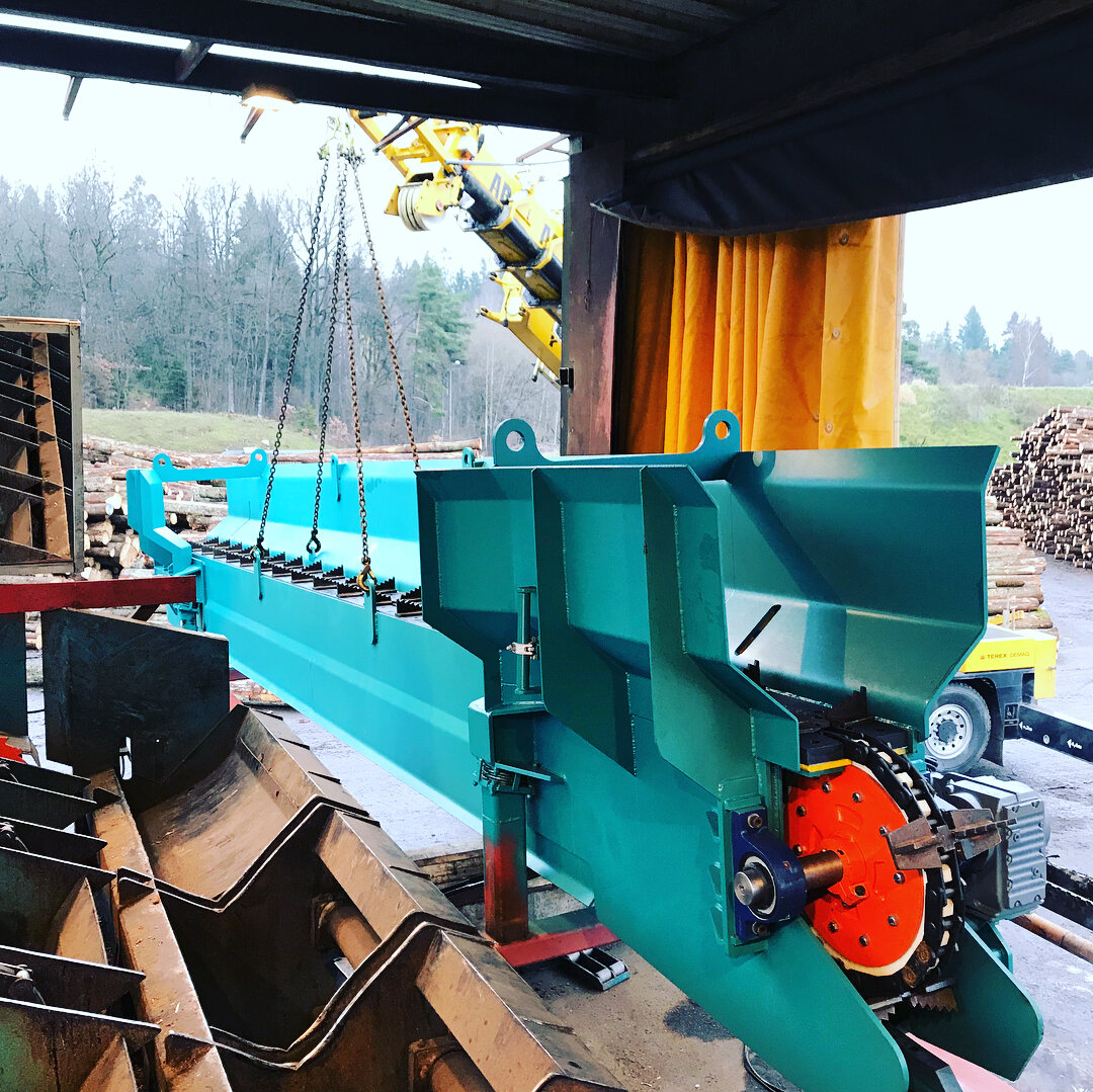 This weekends installation of log-conveyor, service-platform and oversize-logdetector. 
Tight time schedule as always.
The machinery was up and running on monday morning again.