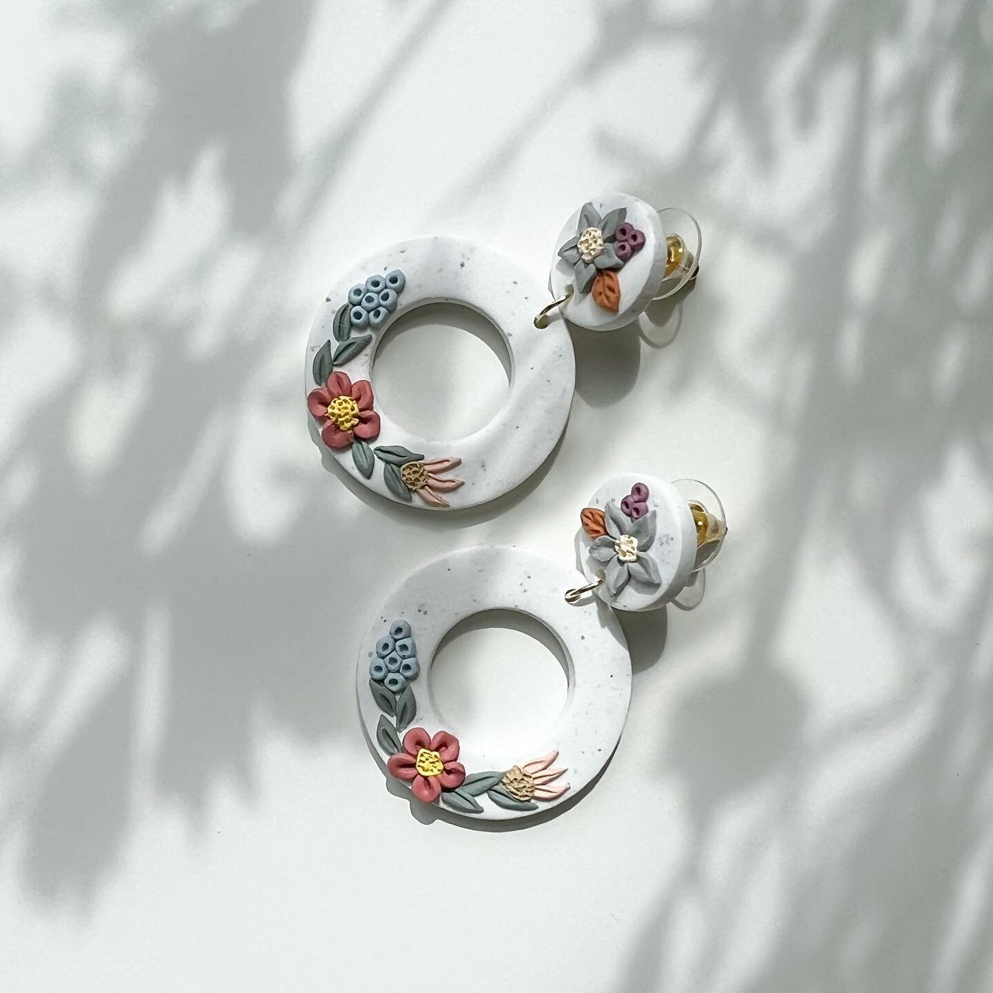 The Antheia floral earrings basking in the autumn sunshine. ☀️

~ link in bio ~

#polymerclayearrings #earringstagram🔝 #earrings #polymerclaycreations #artdecojewelry #findingfidesigns #uniquejewelry #stylishaccessories #jewellery #smallbusinessowne