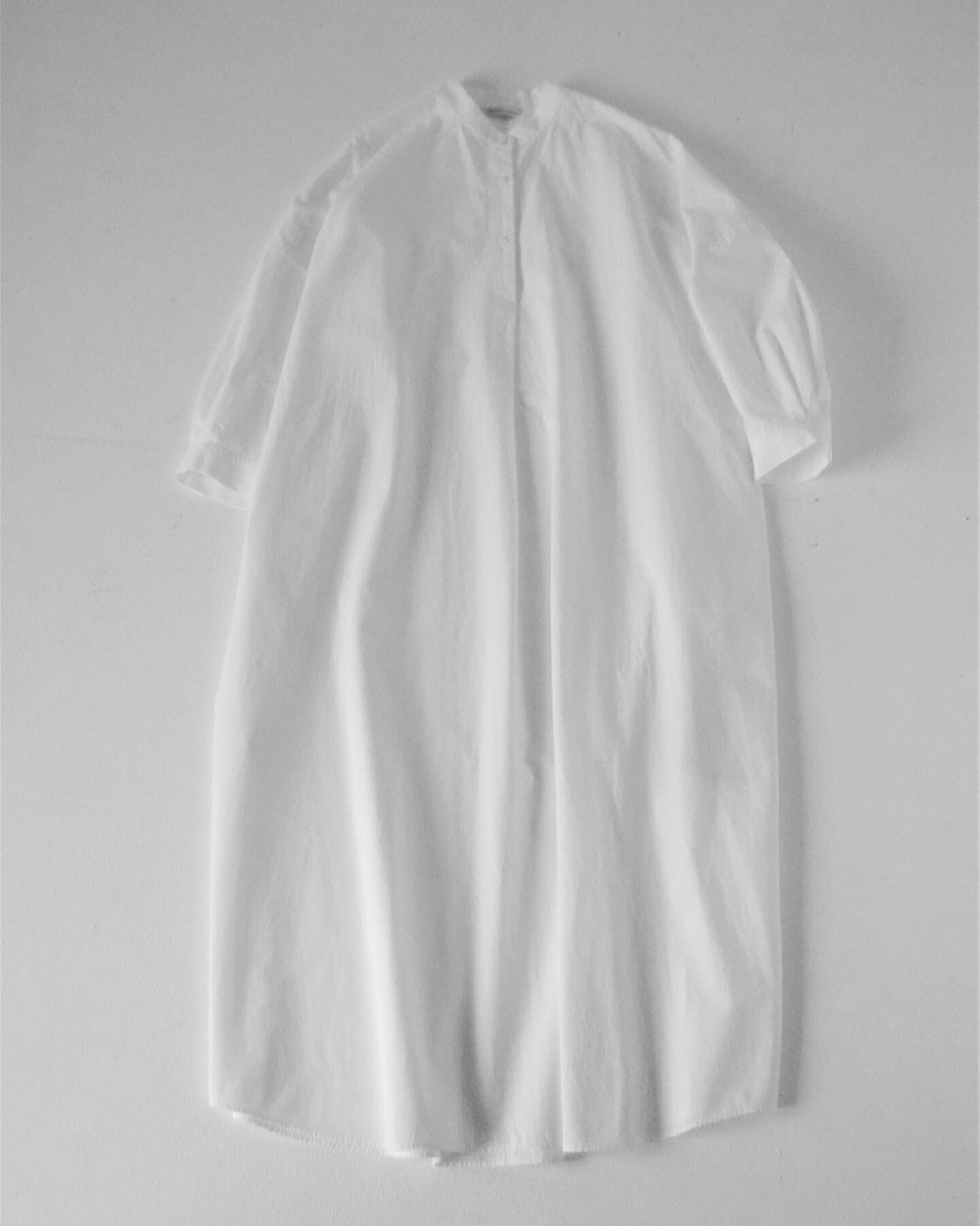 .
.
ARTS&amp;SCIENCEより春夏のアイテムが届きました。
プルオーバータイプのシャツワンピースは3色届いています。シンプルなのでベストや羽織を重ねて頂けます。
.
.
style：Bulky box pullover shirt dress
material：High count special cotton 40
composition：cotton 100%
size：1
color：off white
price：&yen;64,000+tax
.
.
.
#artsan