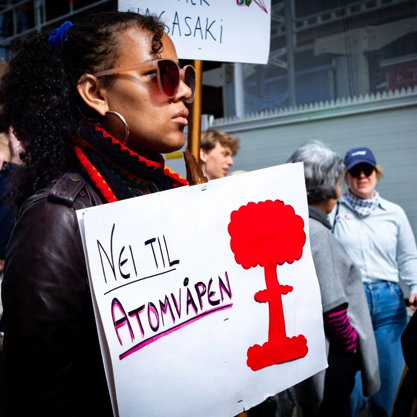 📸 1. mai med Nei til Atomv&aring;pen
P&aring; en dag for solidaritet og fellesskap fikk vi v&aelig;re med og dokumentere Nei til Atomv&aring;pen i &aring;rets 1. mai-tog. En sterk og tydelig stemme for fred &ndash; midt blant paroler, rop og h&aring