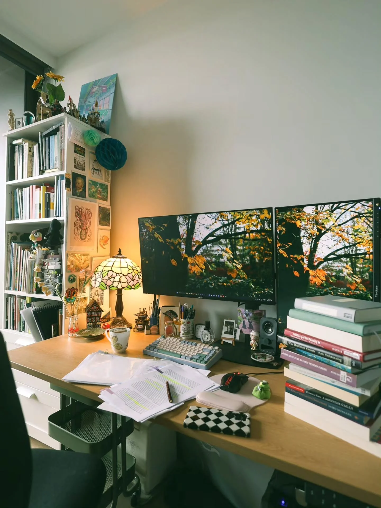 An anatomy of a desk <3

I love this little space and all it's many iterations over the years -- the stories I've written here, the books I've had piled here, the cups of tea and illustrations and YouTube videos made. 

Here's a little ode to that