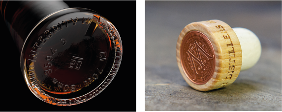 The base of the bottle, with the company’s values and the cork engraved with the full logo.