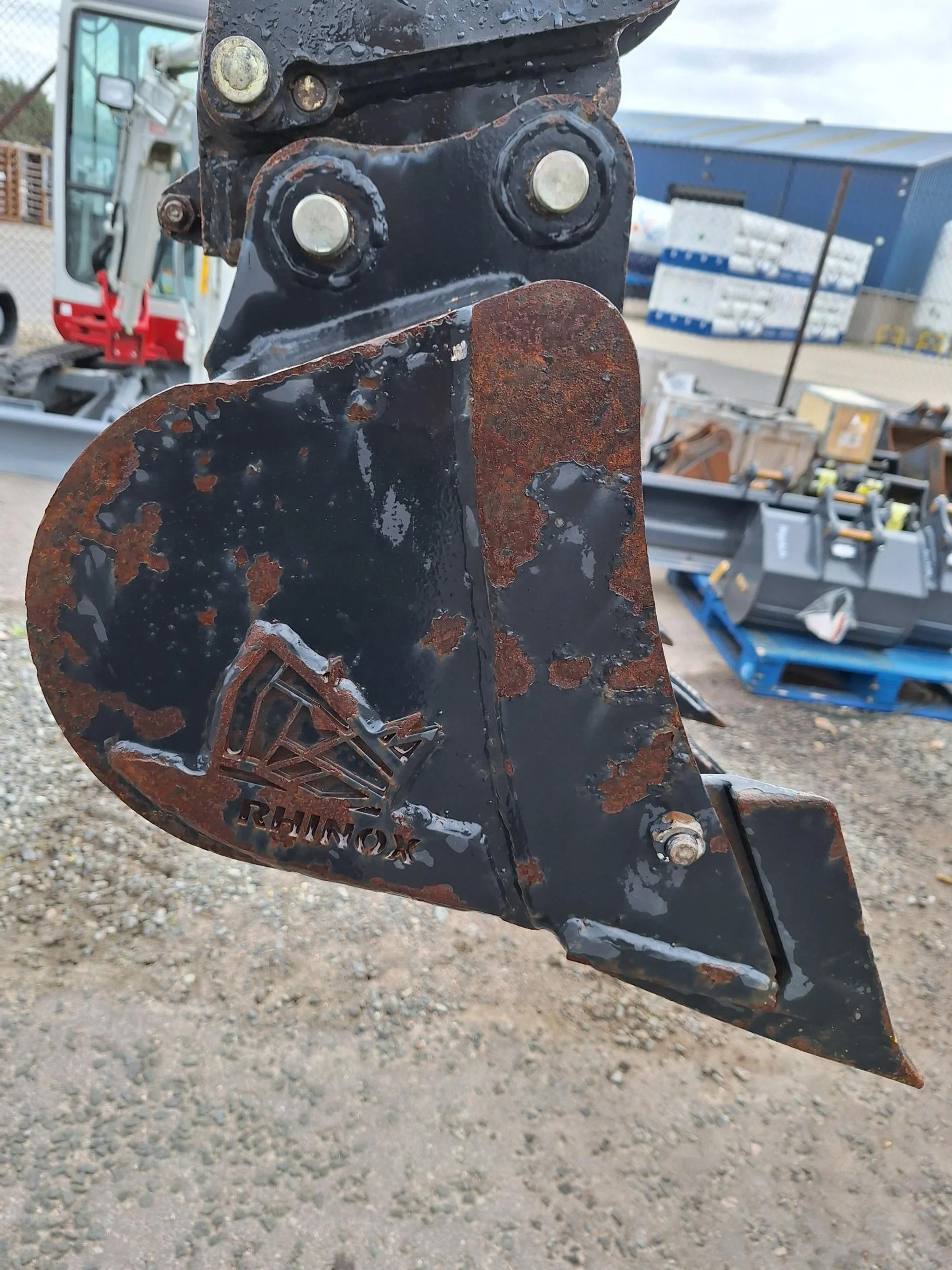Rhinox 600mm Riddle Bucket (1).jpg