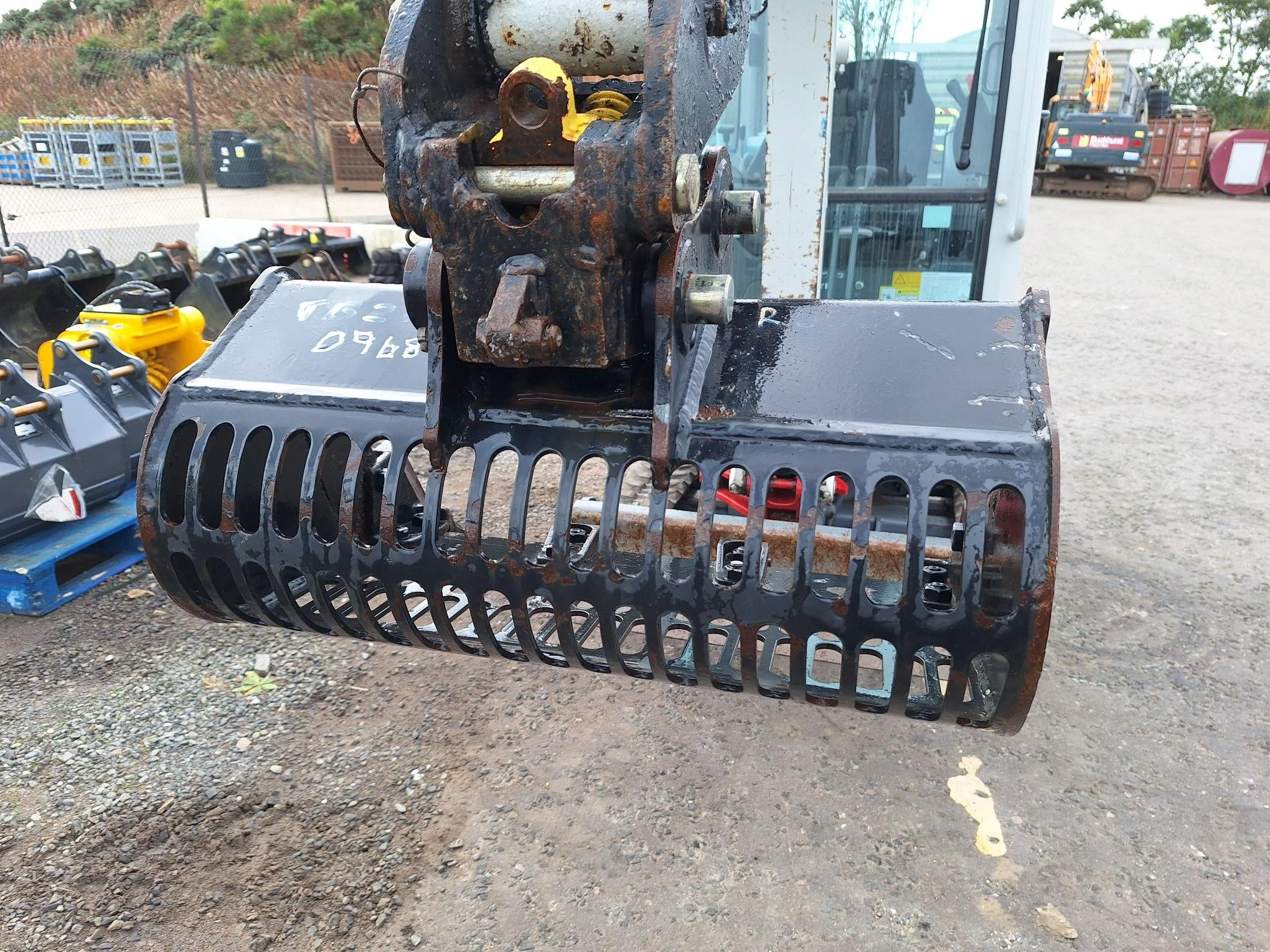 Rhinox 600mm Riddle Bucket (2).jpg
