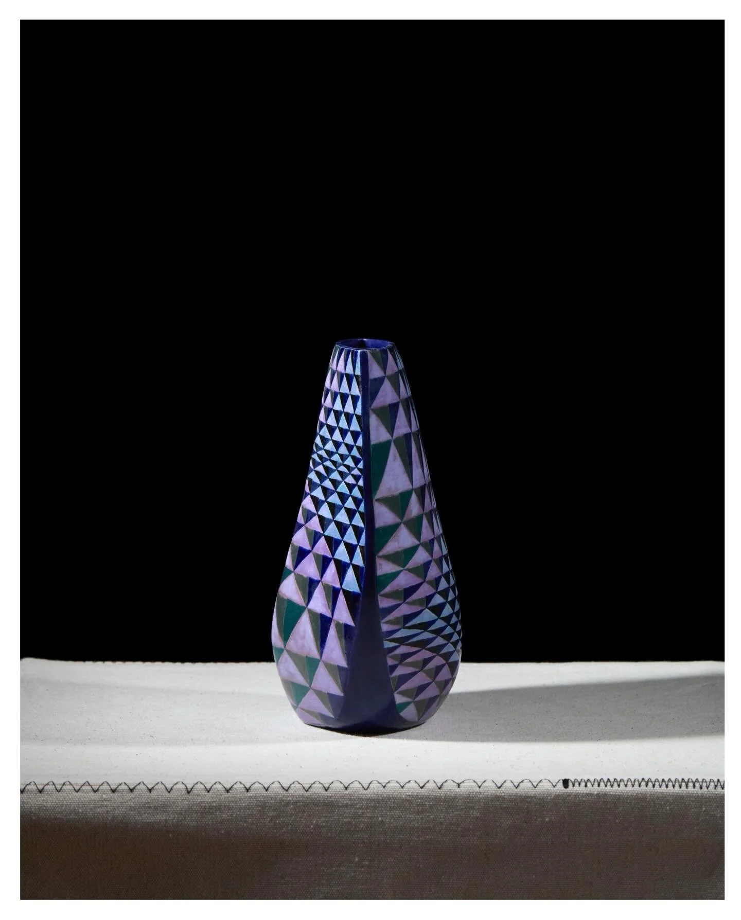 2/3 A Scarab with the Trompe L&rsquo;oeil pattern,  beautifully photographed by Alex Braun
#ccceramics #luxurylifestyle #trompel&oelig;il