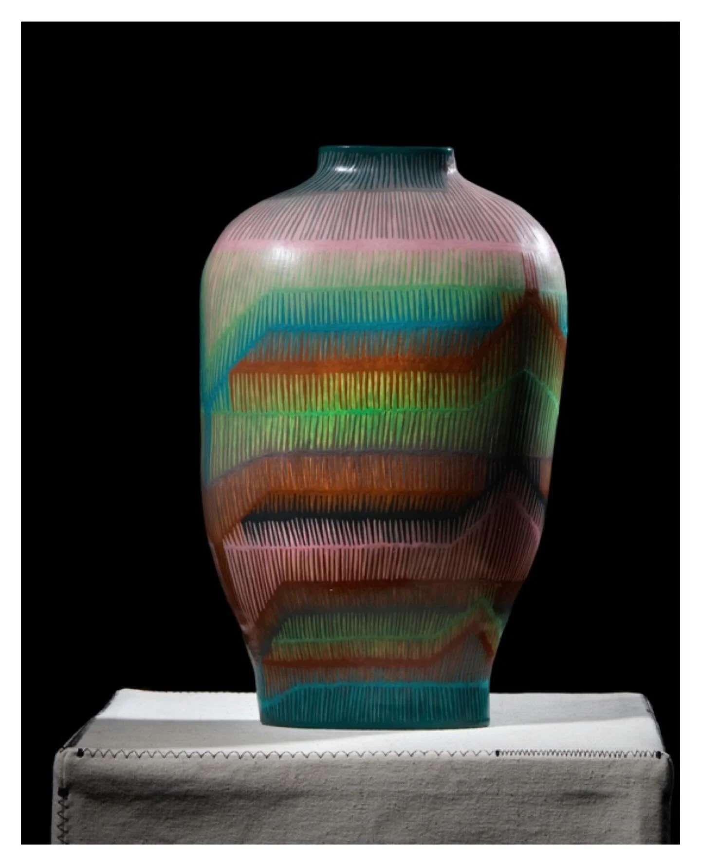 1/3 A coil pot, standing about 360mm tall.
Photo by Alex Braun
https://www.ccceramics.co

#luxurydecor #handbuiltceramics #ccceramics