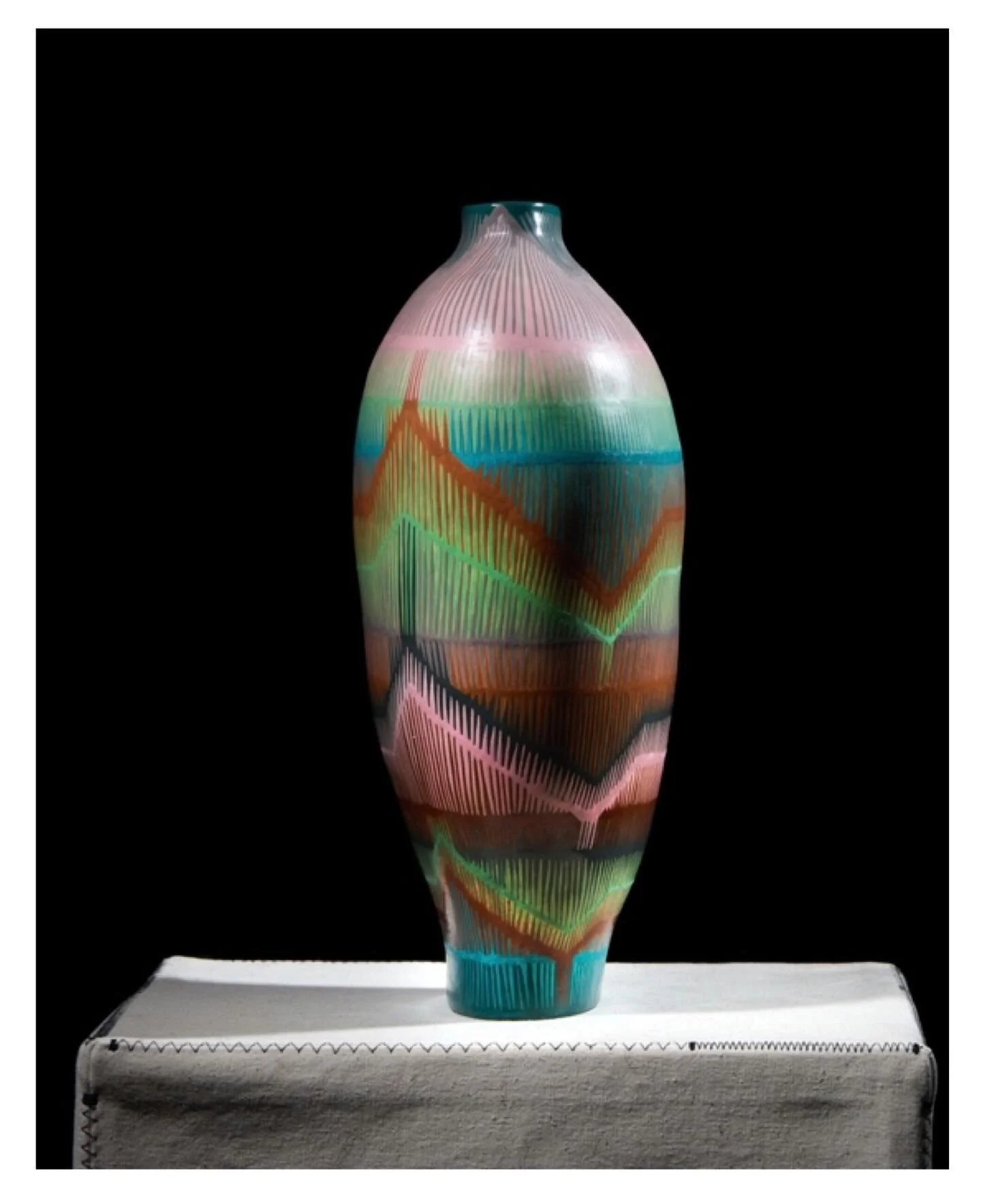 3/3 A coil pot, standing about 360mm tall.
Photo by Alex Braun
https://www.ccceramics.co

#luxurydecor #handbuiltceramics #ccceramics