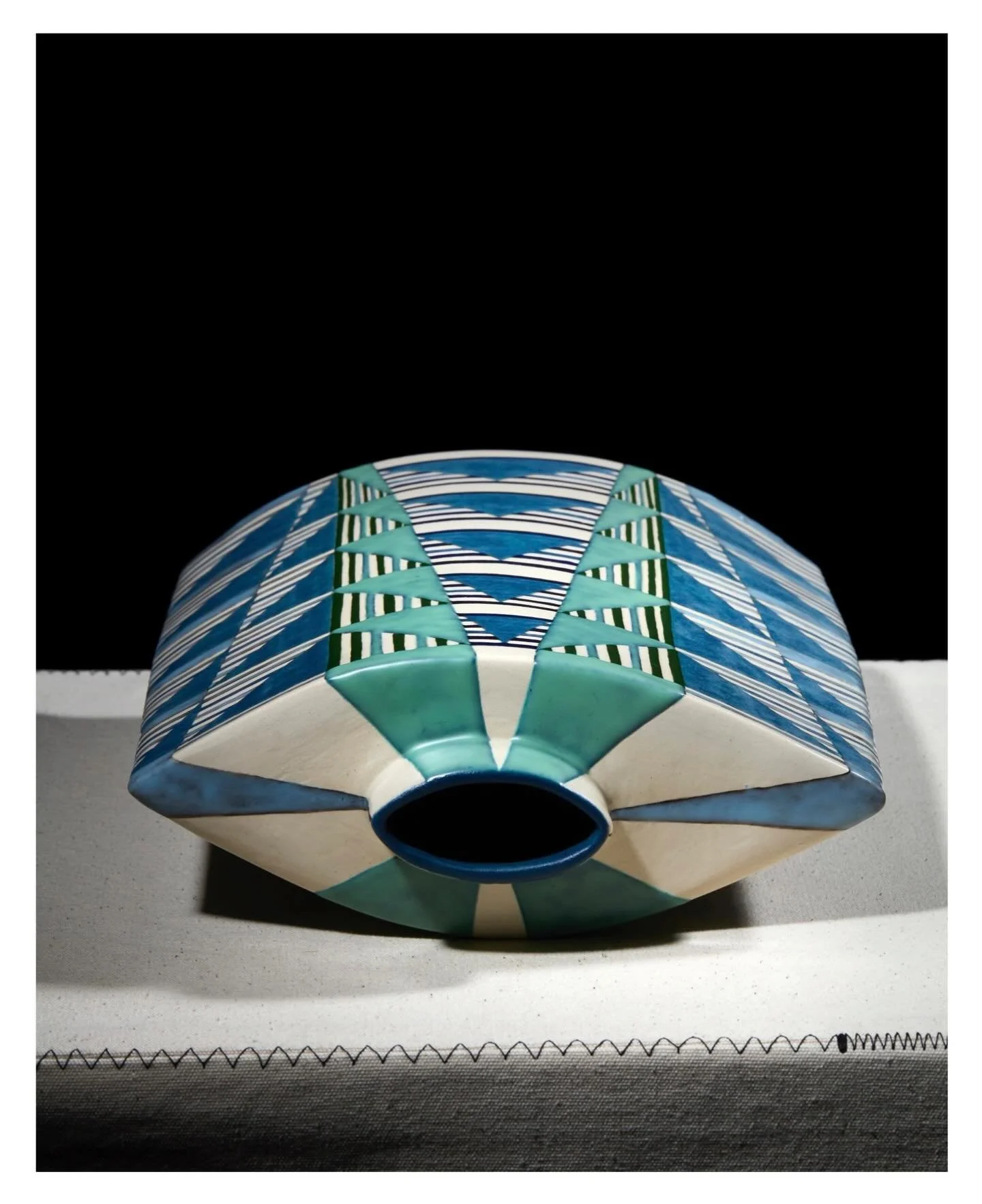 2/3 A slab pot, standing about 260mm tall.
Photo by Alex Braun
https://www.ccceramics.co

#luxurydecor #handbuiltceramics #ccceramics