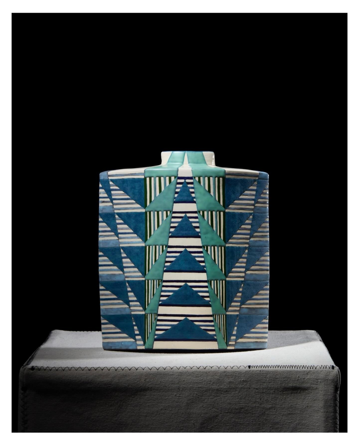 3/3 A slab pot, standing about 260mm tall.
Photo by Alex Braun
https://www.ccceramics.co

#luxurydecor #handbuiltceramics #ccceramics