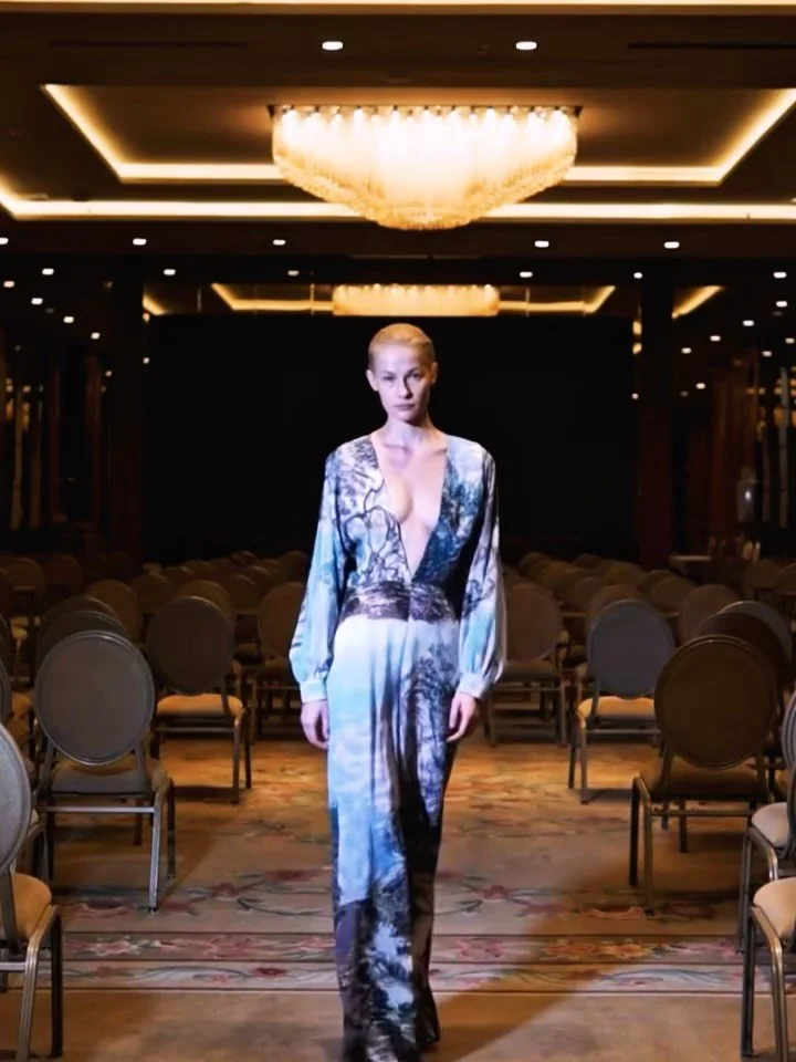 ➕ONES TO WATCH CATWALK SHOW: MAD DAISY

French Impressionism - reimagined as fashion.

MAD DAISY transforms museum art into contemporary womenswear, turning brushstrokes into silhouettes and light into movement. Inspired by Guillaumin&rsquo;s luminou