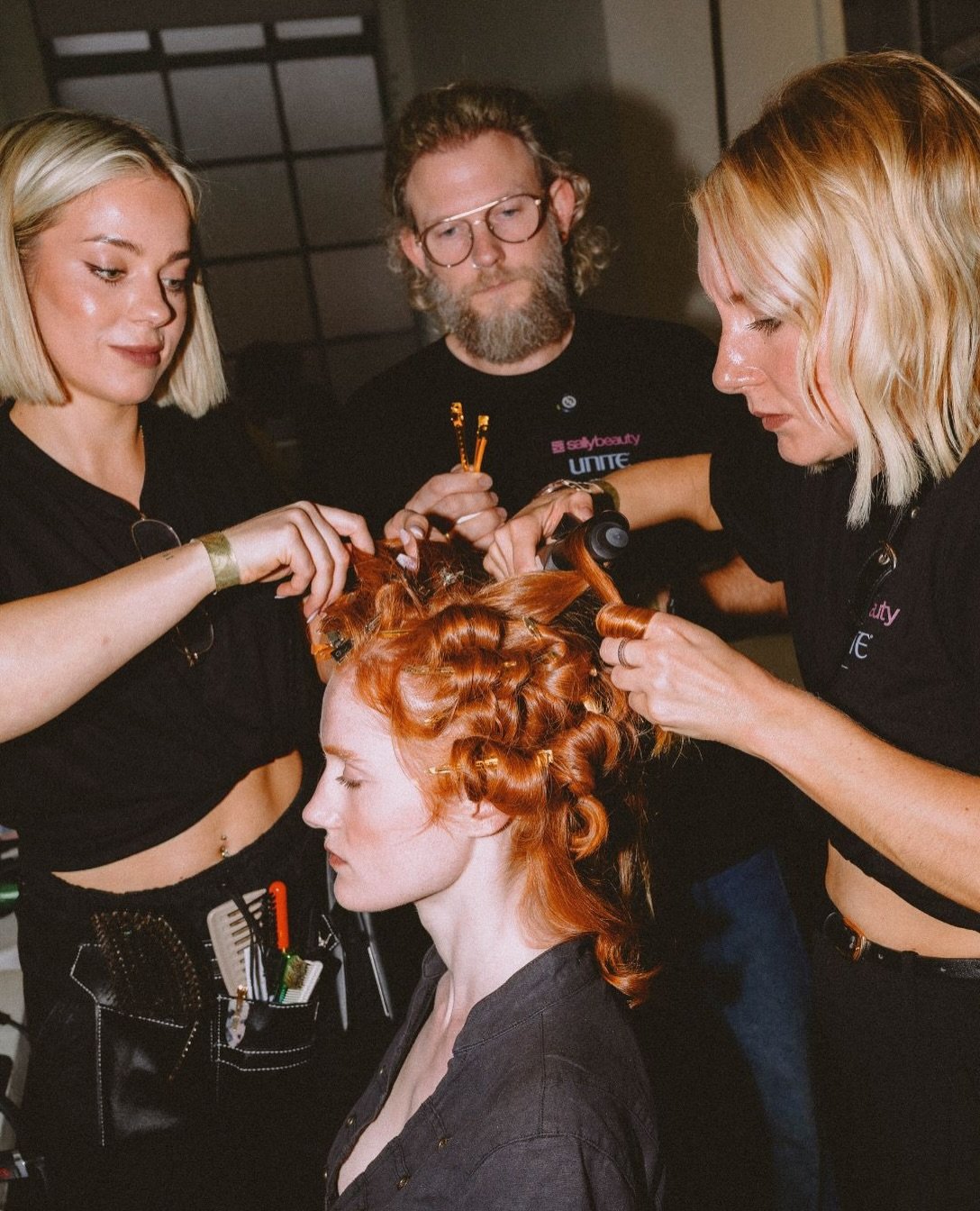 DAY ONE | HAIR

The looks behind the looks.
Backstage hair from the opening day at Fashion Scout, led by Narad Kutowaroo for UNITE Hair x Sally Beauty.
@unite_hair_uk @unite_hairpro @naradkutowaroo @sallybeautyuk @salonservicesuk 

@londonfashionweek
