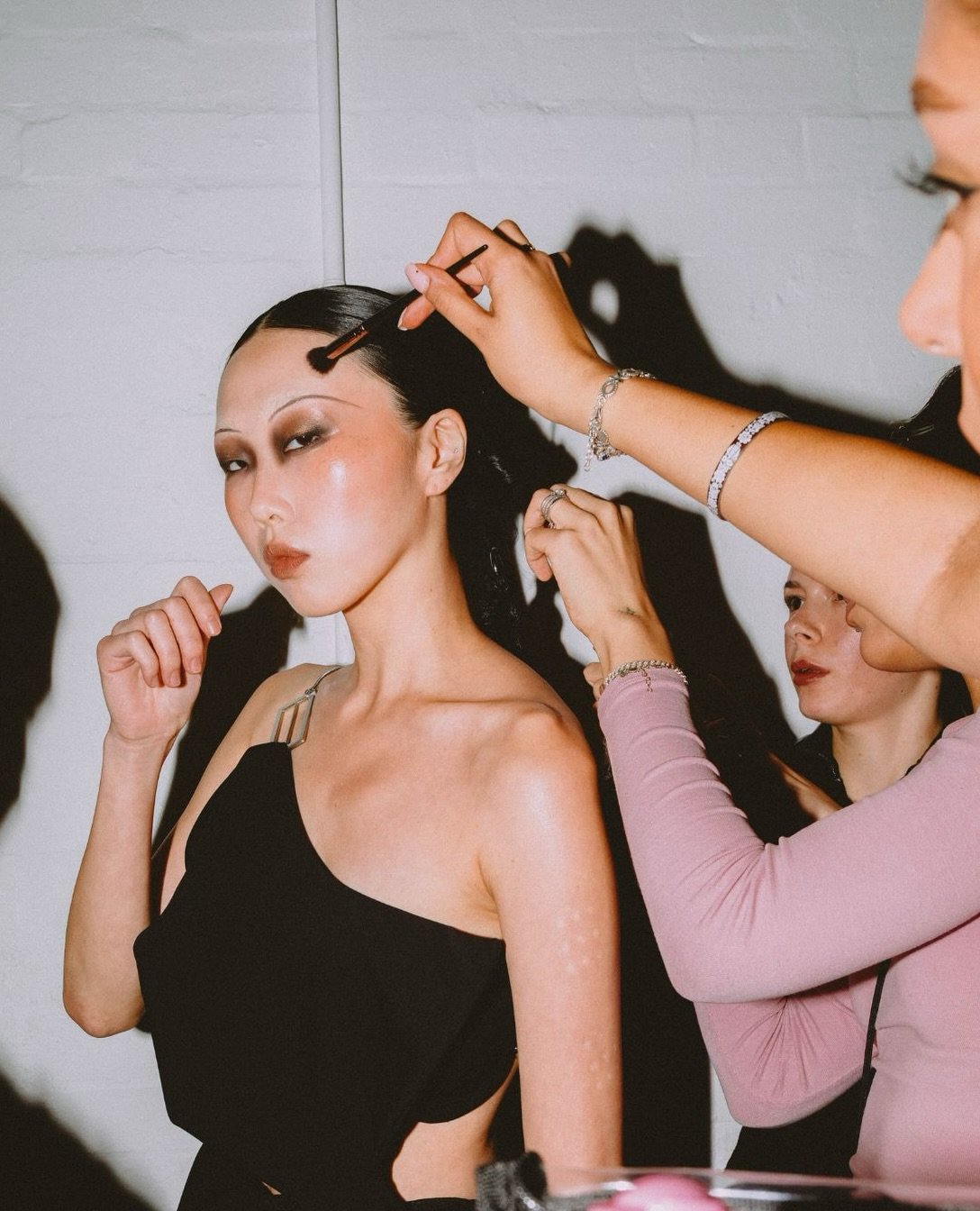MAKE-UP | DAY ONE
Defining the mood.
Backstage make-up from Day One at Fashion Scout, led by Mandy Gakhal for AOFMPro.

@aofmakeup @mandygakhal 

@londonfashionweek

Photographers: 
@nicieberlphoto 
@yuriweaver_
@shau_b.studio