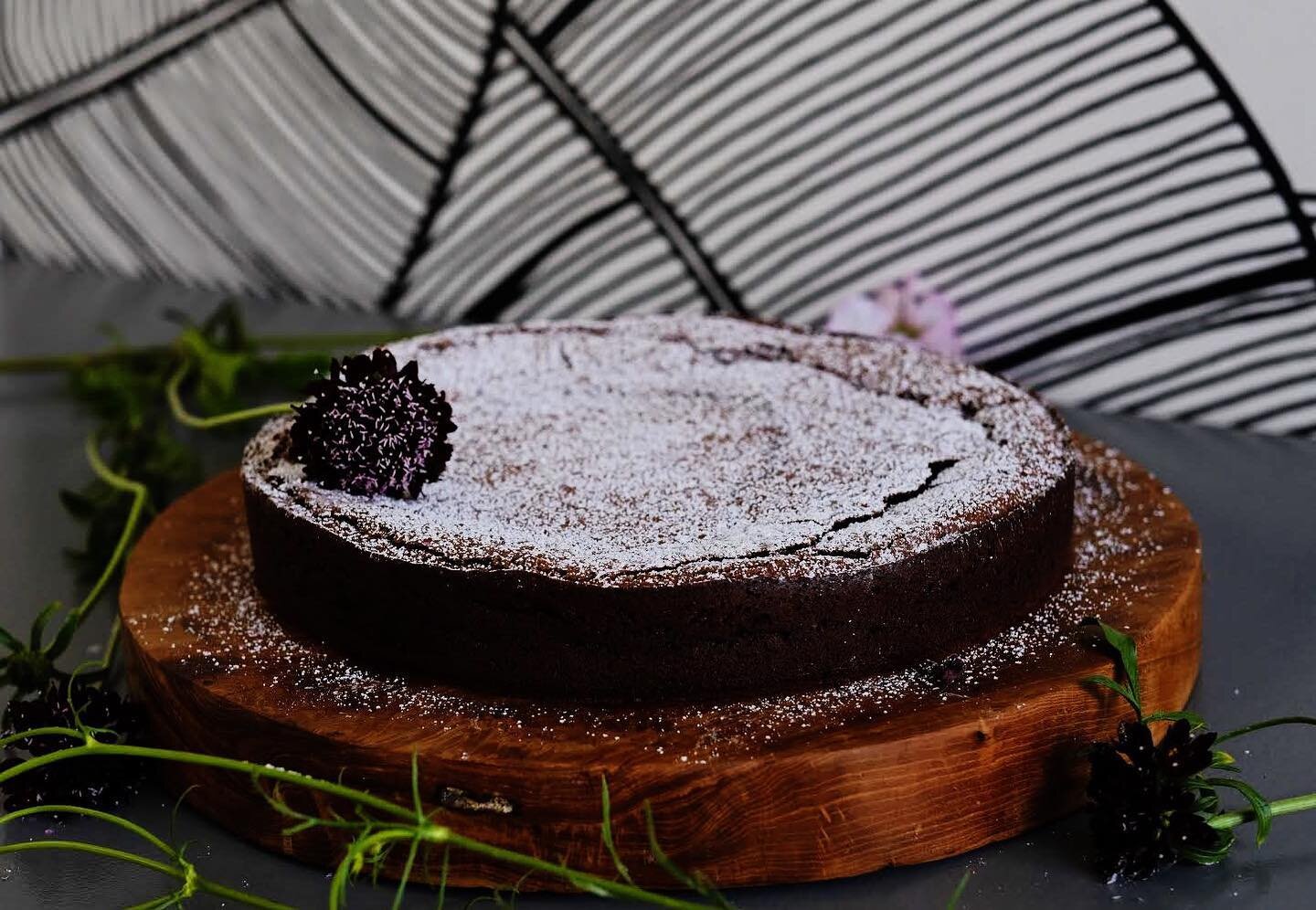 FLOURLESS CHOCOLATE CAKE
a traditional Italian chocolate and almond cake, baked with farm butter and dark chocolate, a slice of this will take you to the dark side with its added shot of @legadocoffee espresso 💥