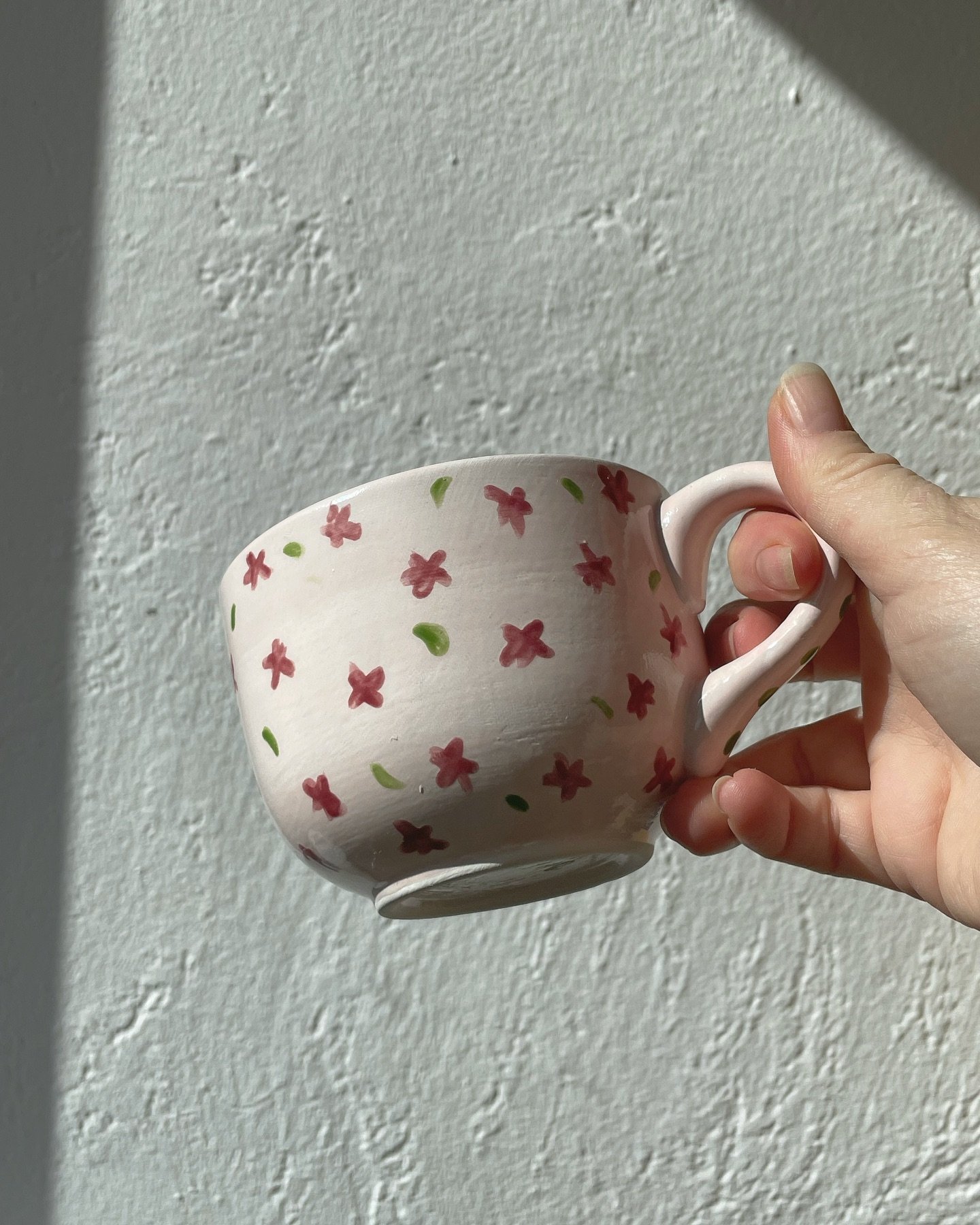 Pottery painting result 🌸 if you want to come create your personalised mug you can join us every second Thursday for a fun night of painting, chatting and sipping 🥂🍾 

Ein Pottery Painting Resultat 🌼 falls du lust hast deine eigene pers&ouml;nlic